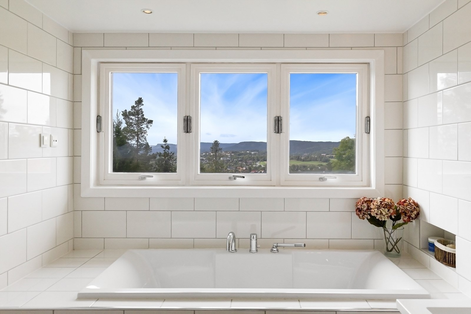 Både badekar og dusj i hovedbadet Galleribilde