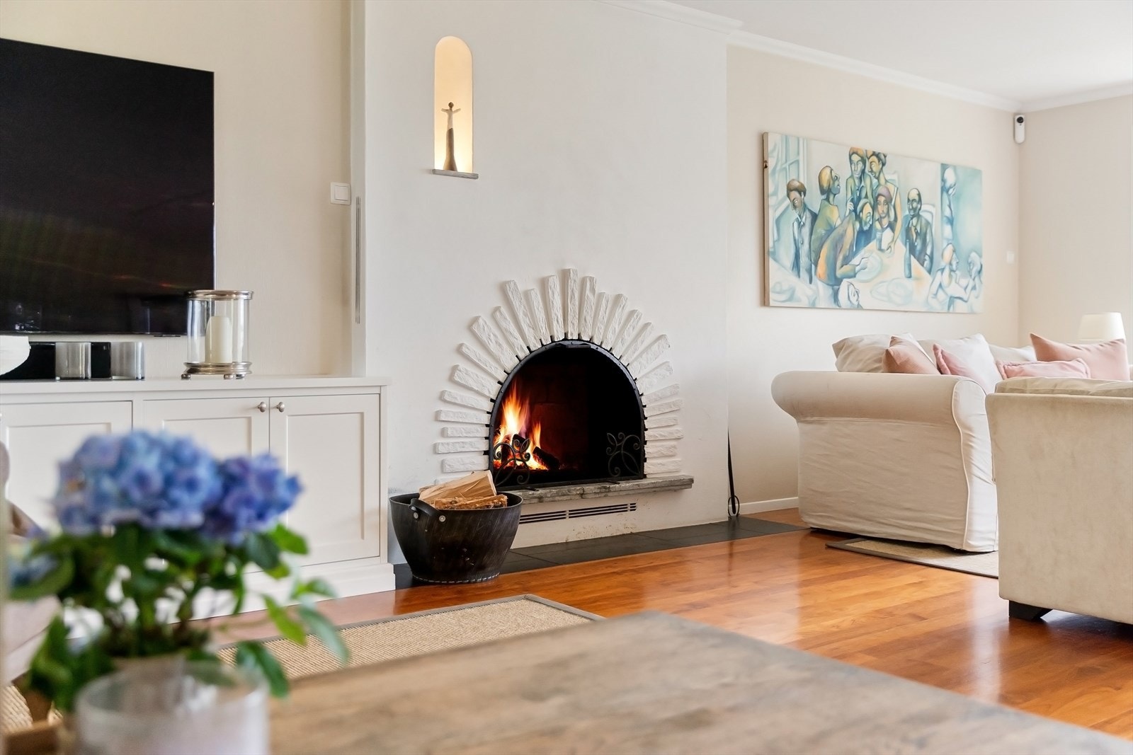 Sentralt i stuen er det en koselig peis Galleribilde