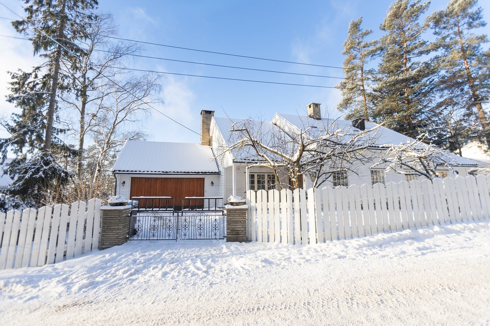 Området byr på enestående muligheter for friluftsliv, med Nordmarkas omfattende løypenett for ski, sykling og fotturer like ved Galleribilde
