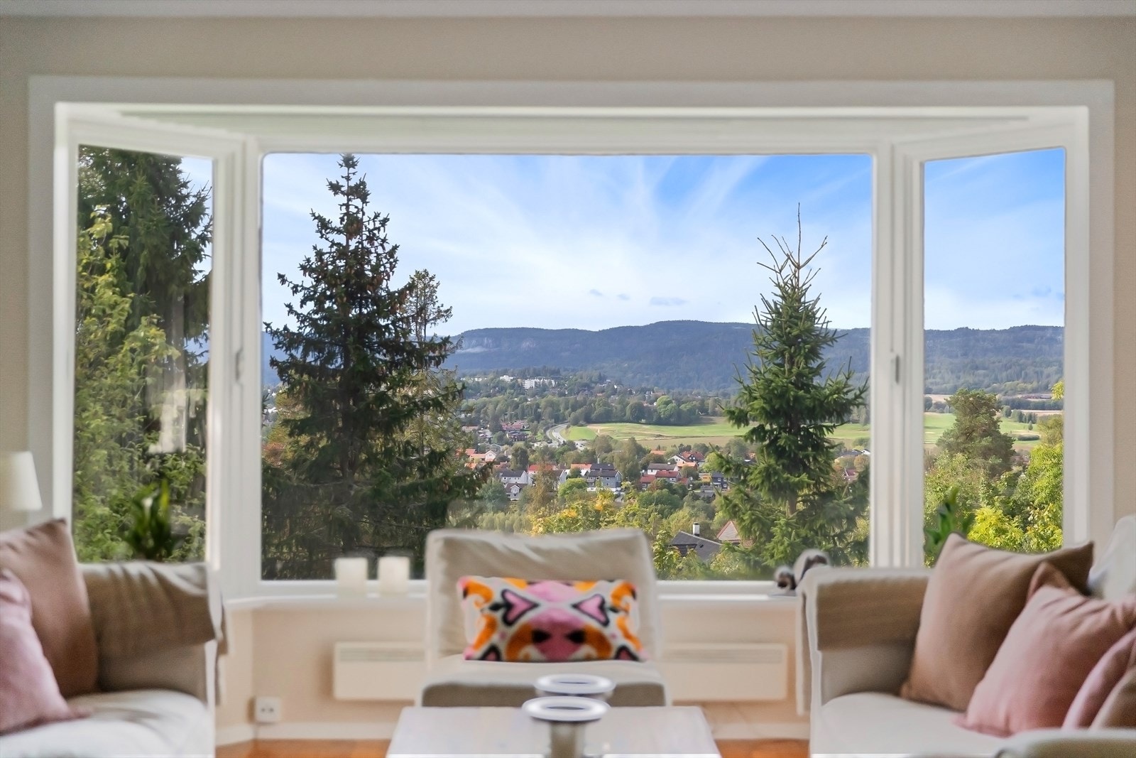 En stor og meget hyggelig eiendom i grønne, naturskjønne omgivelser, og med fin utsikt. Galleribilde