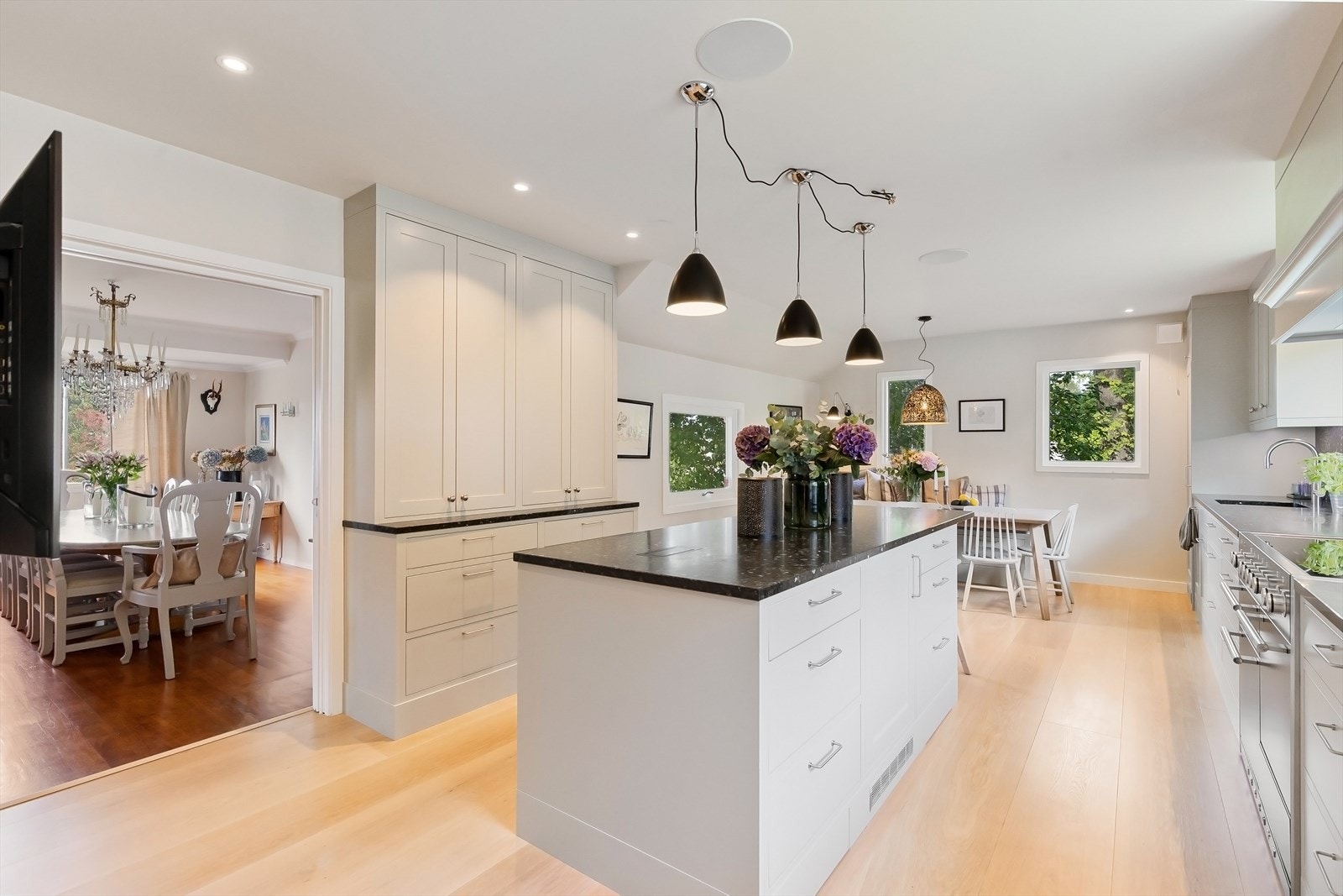 Kjøkkeninnredning med malte, profilerte fronter og skuffer i heltre Galleribilde