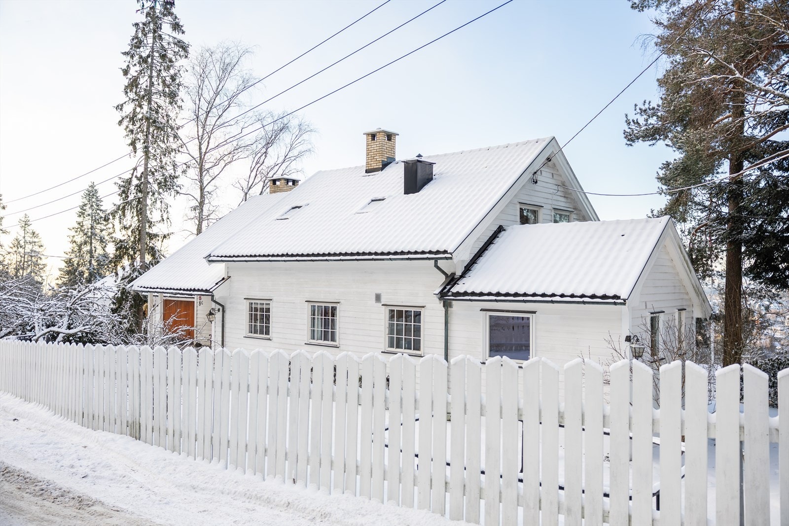 Enebolig over tre plan med romslige rom og gjesteavdeling i underetasje med egen inngang. Meget familievennlig planløsning Galleribilde