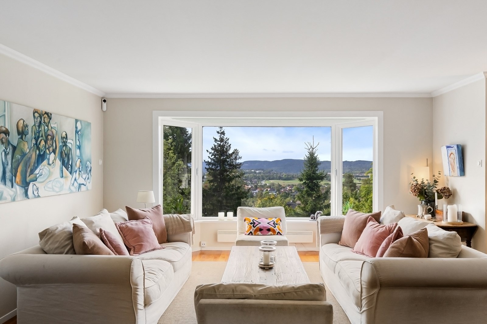 Romslig og innbydende stue med store vindusflater og flott utsikt Galleribilde