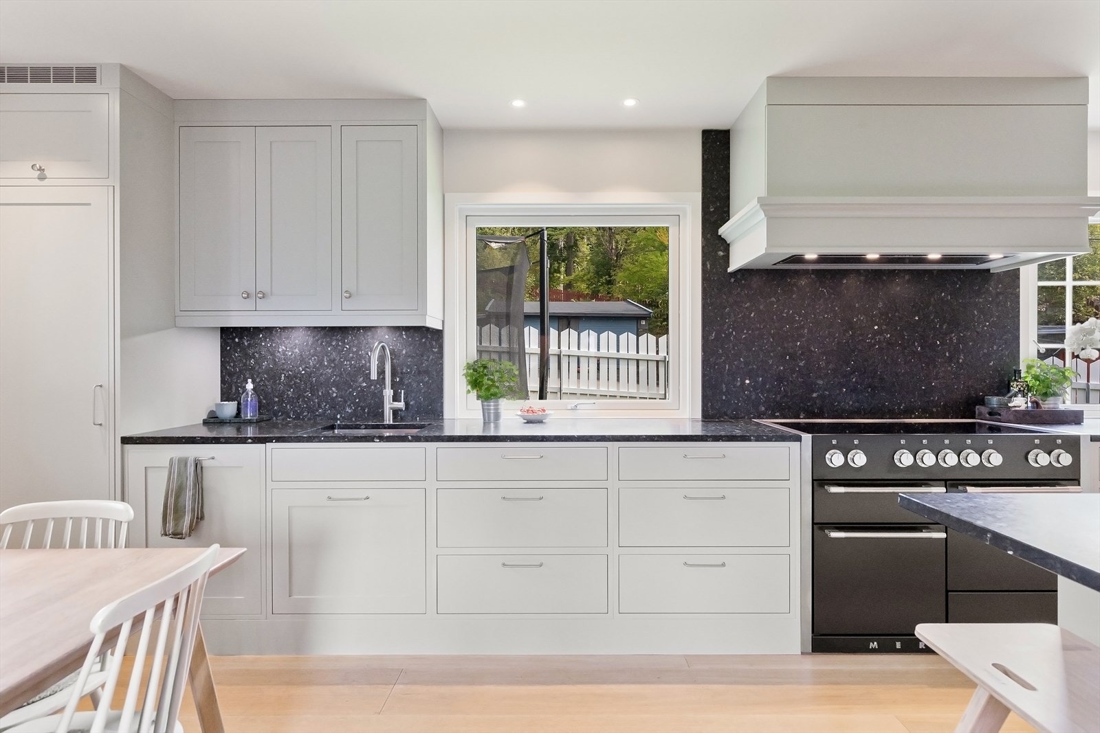 Kjøkkenet er utstyrt med Quooker og kjøkkenventilator med avtrekk ut. Det er integrerte hvitevarer (fra Miele) og en eksklusiv frittstående komfyr med induksjonstopp fra Falcon Mercury Galleribilde