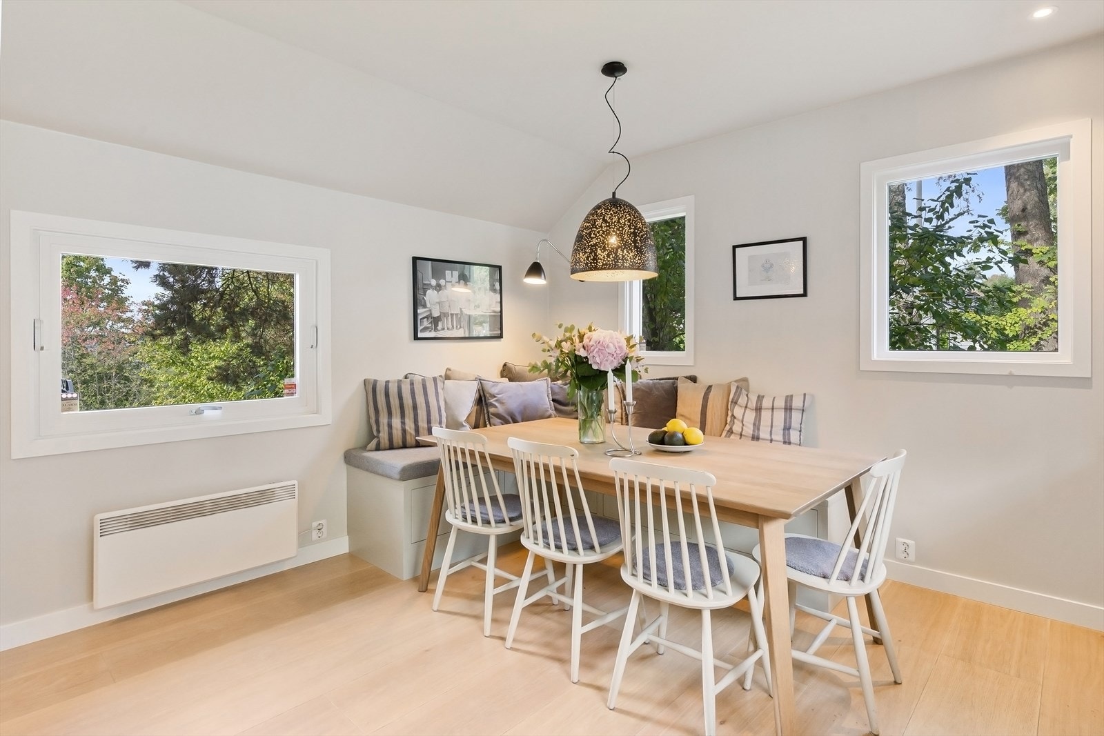 Naturlig plass til spisebord i kjøkken Galleribilde