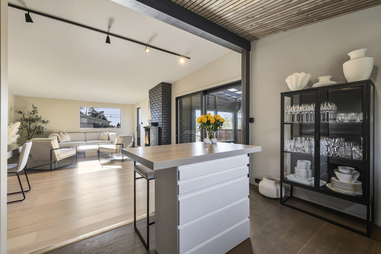 Fra stue- og kjøkkensonen er det direkte utgang til en solrik, vestvendt terrasse på ca. 32 kvm Galleribilde