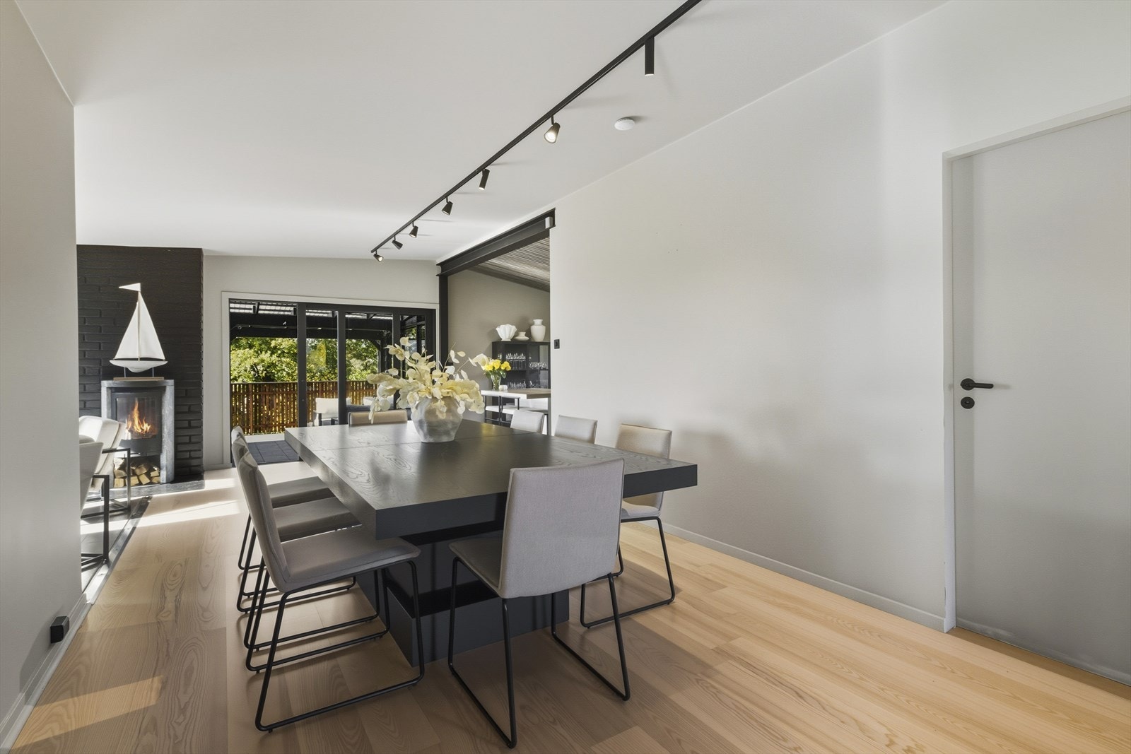 Stuen har malt himling med spotbelysning Galleribilde