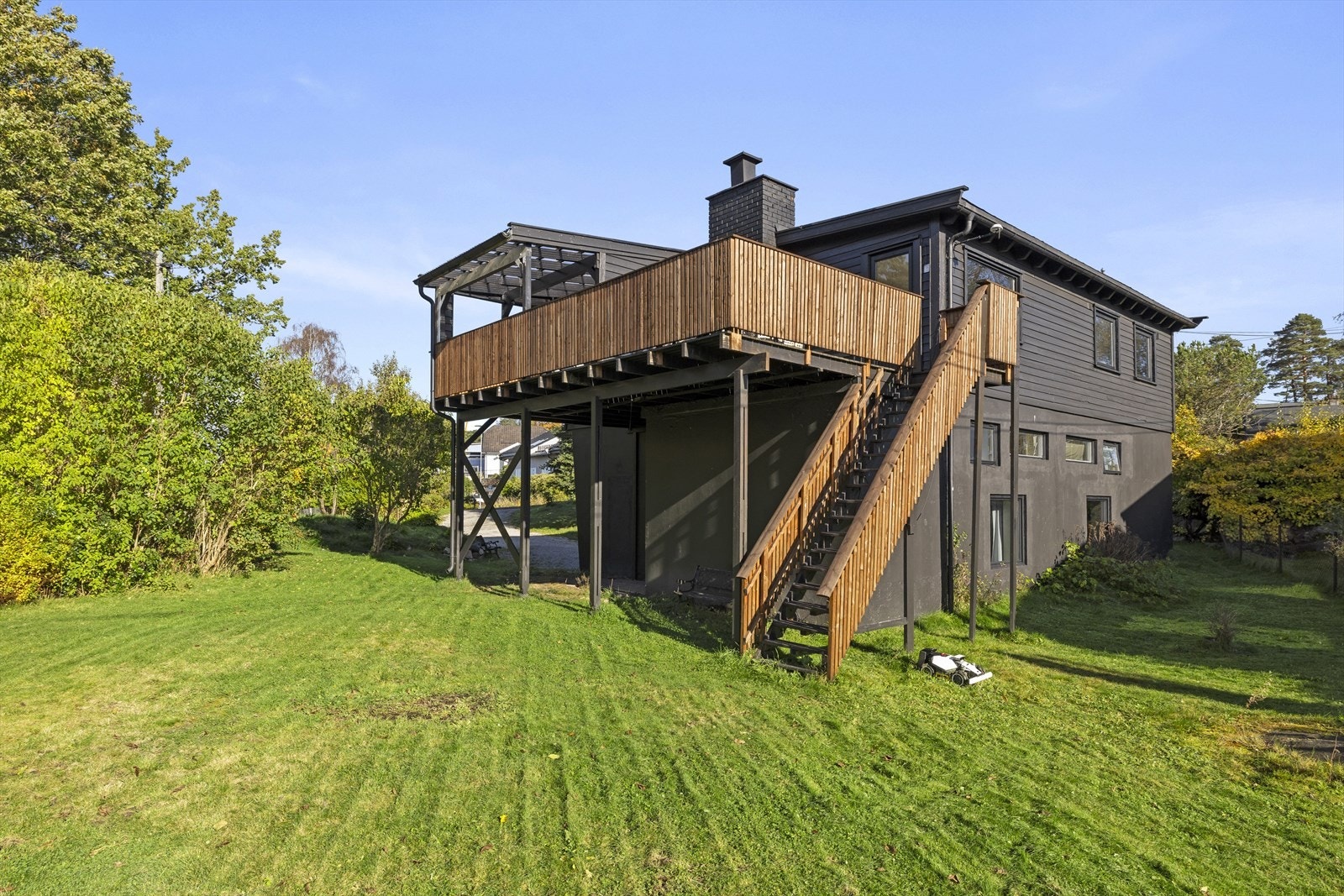 Familievennlig bolig med god plass, store vinduer med mengder av tilgang til naturlig lys og herlig terrasse med trapp ned til romslig hage- Her kan du nyte solrike dager, omgitt av vakker natur Galleribilde
