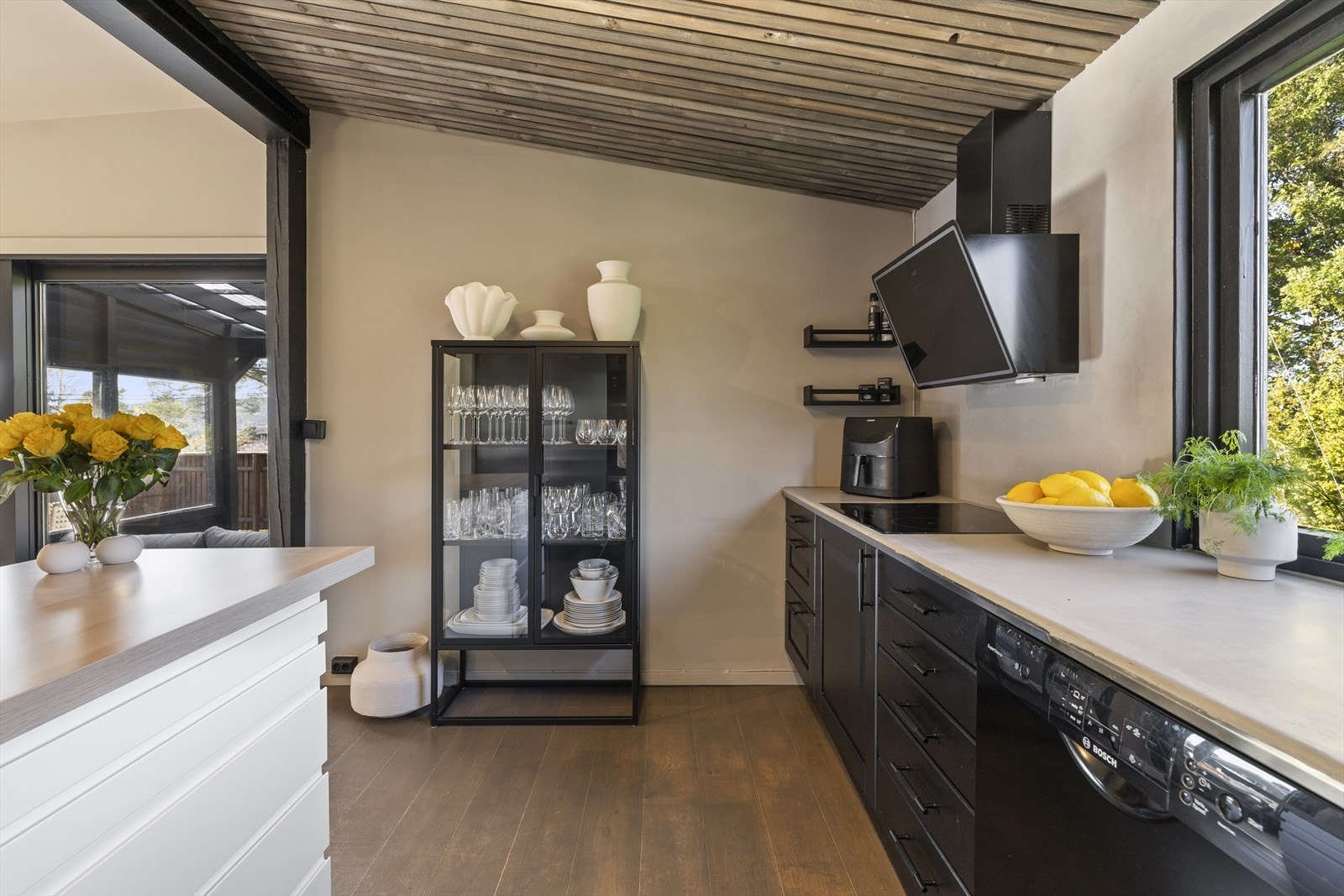 Benkeplatene er i laminat med nedfelt oppvaskkum i rustfritt stål og ett-greps blandebatteri Galleribilde