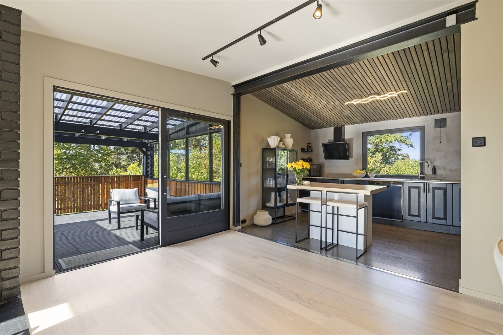 Terrassen har spaltegulv av impregnerte terrassebord som er oljet/beiset, og deler av gulvet er belagt med terrassefliser i plast Galleribilde