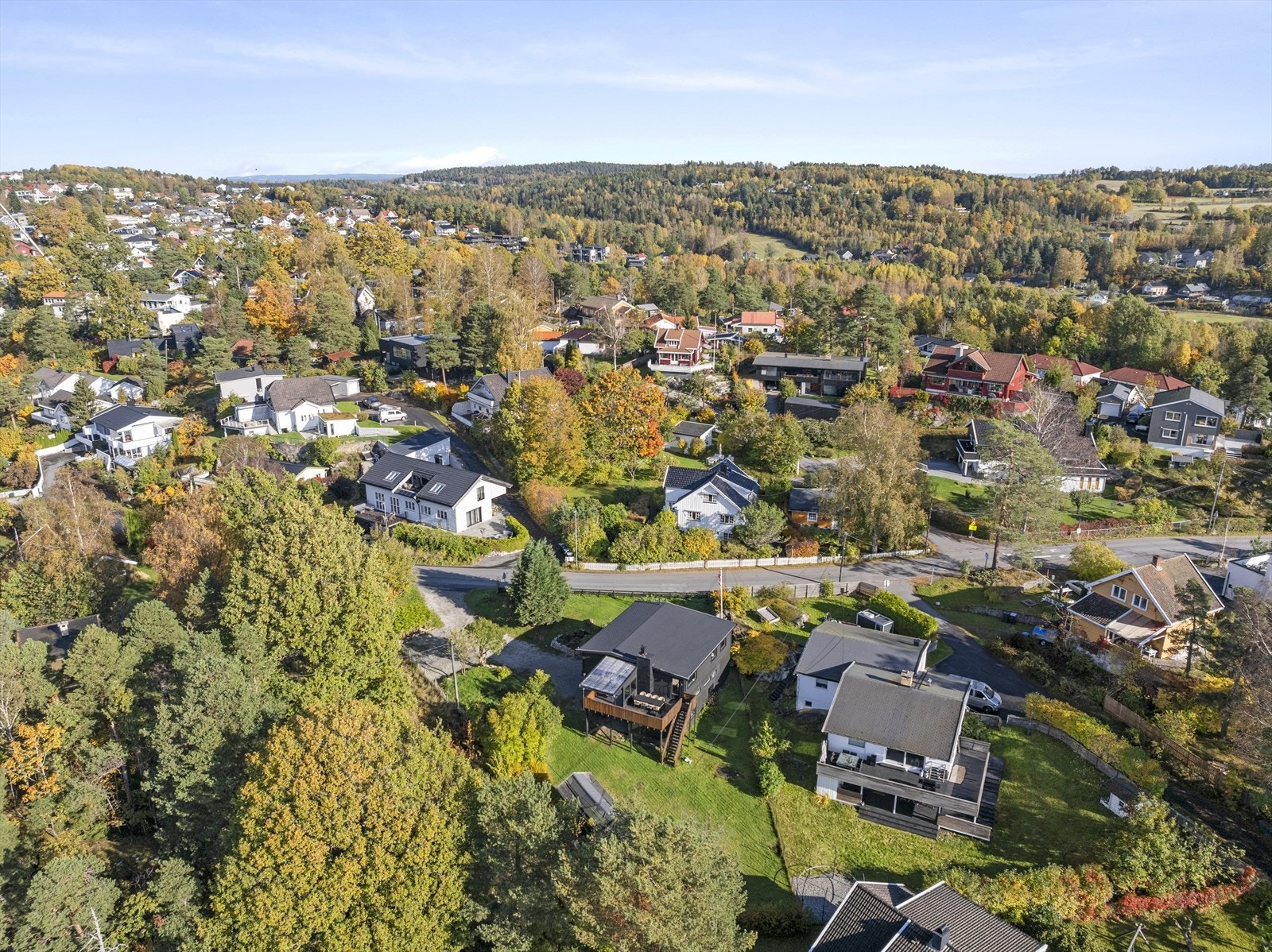 Drøbak sentrum ligger kun fem minutter unna og byr på et rikt utvalg av butikker, hyggelige kafeer og restauranter, kino, vinmonopol og den populære Badeparken Galleribilde
