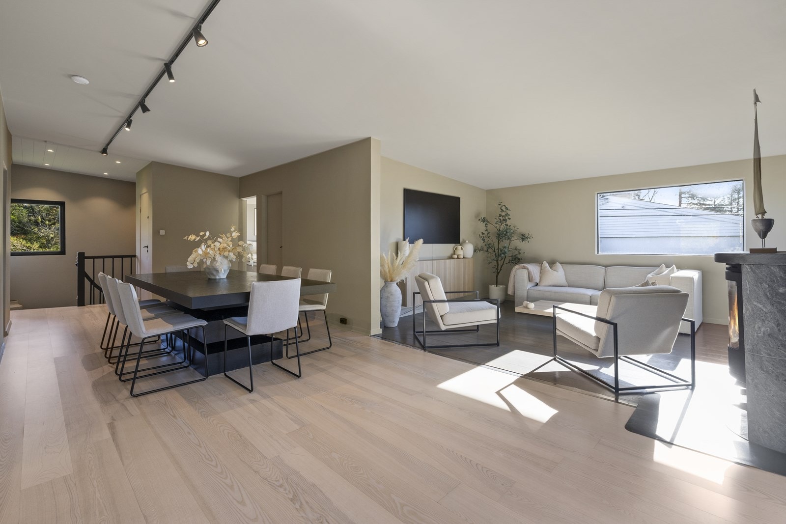 Store vindusflater slipper inn rikelig med naturlig dagslys og ligger vendt mot Oslofjorden Galleribilde