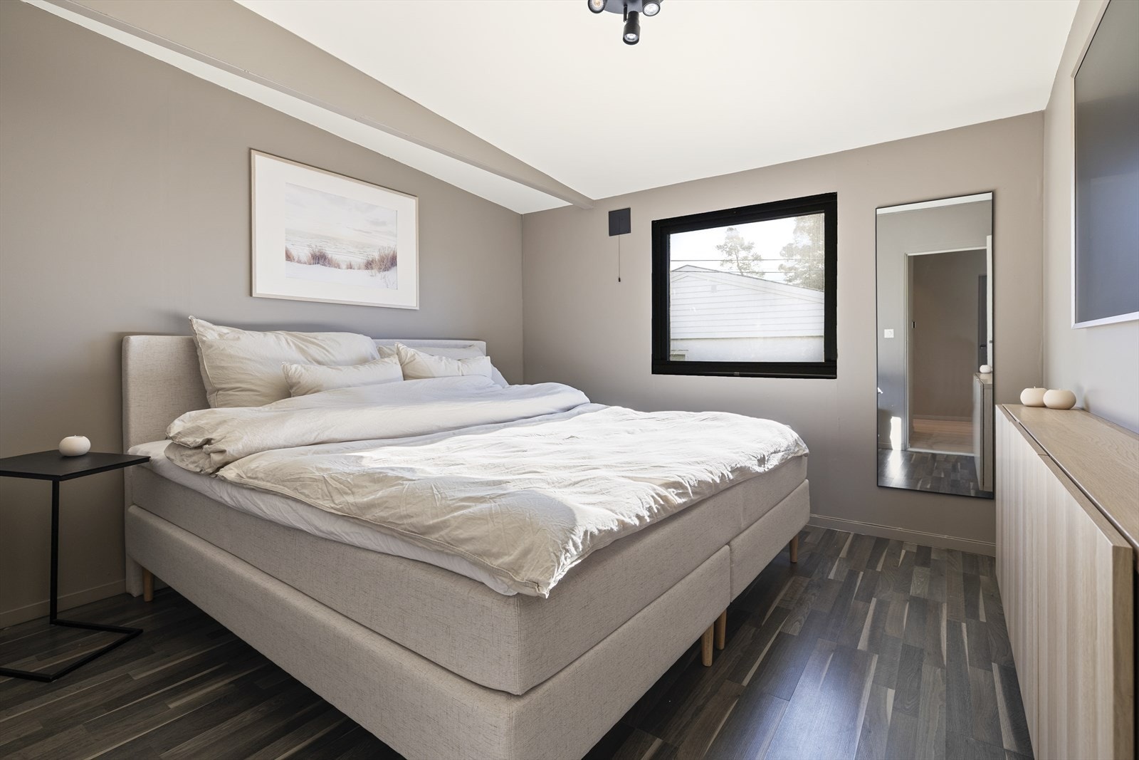 Hovedsoverommet har god plass til dobbeltseng og tilhørende nattbord, og har plass til garderobeløsning Galleribilde