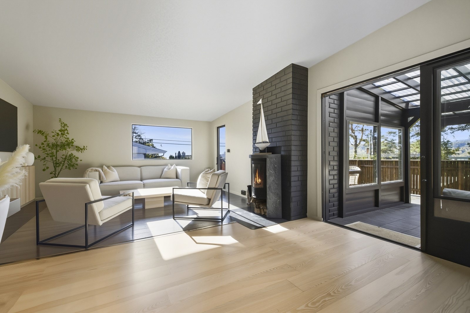 Veggene er malt i en elegant beigetone som står i fin kontrast til den hvite himlingen, og bidrar til et harmonisk og moderne uttrykk Galleribilde