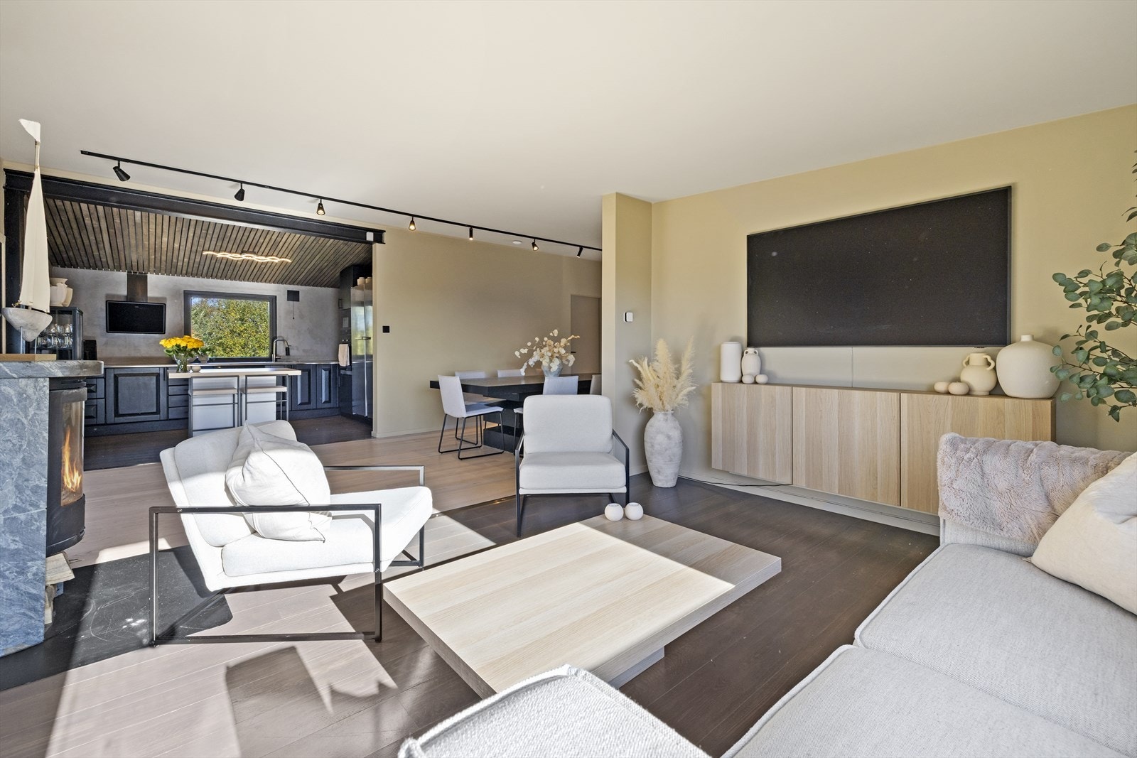 Stuen er lett å møblere, med naturlige soner for både salong og spiseplass, og gir god fleksibilitet i innredningen Galleribilde