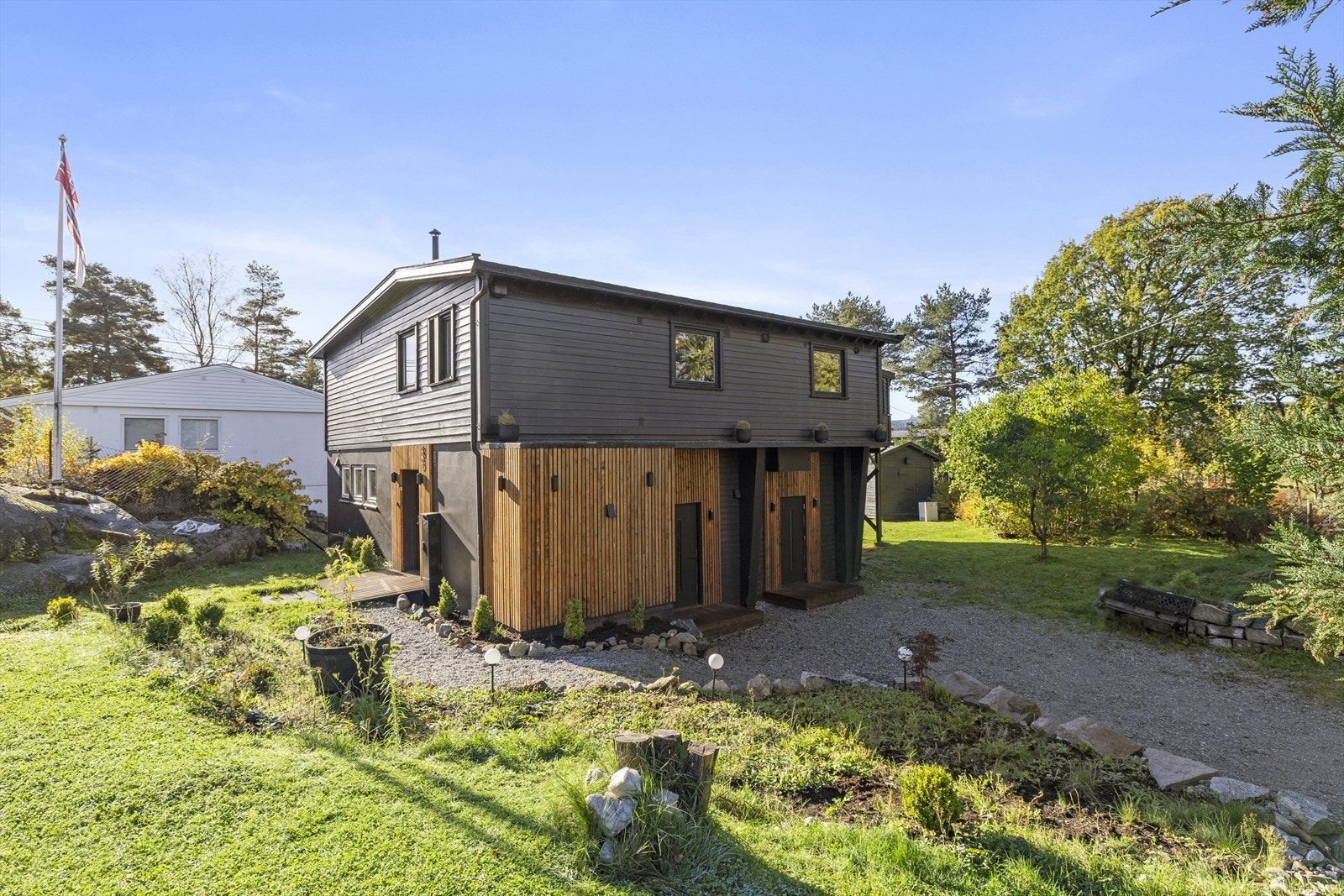 Innholdsrik bolig med god standard, 2 hybler, romslig tomt, stor terrasse og en tilbaketrukket beliggenhet i naturskjønne omgivelser syd for Drøbak sentrum Galleribilde