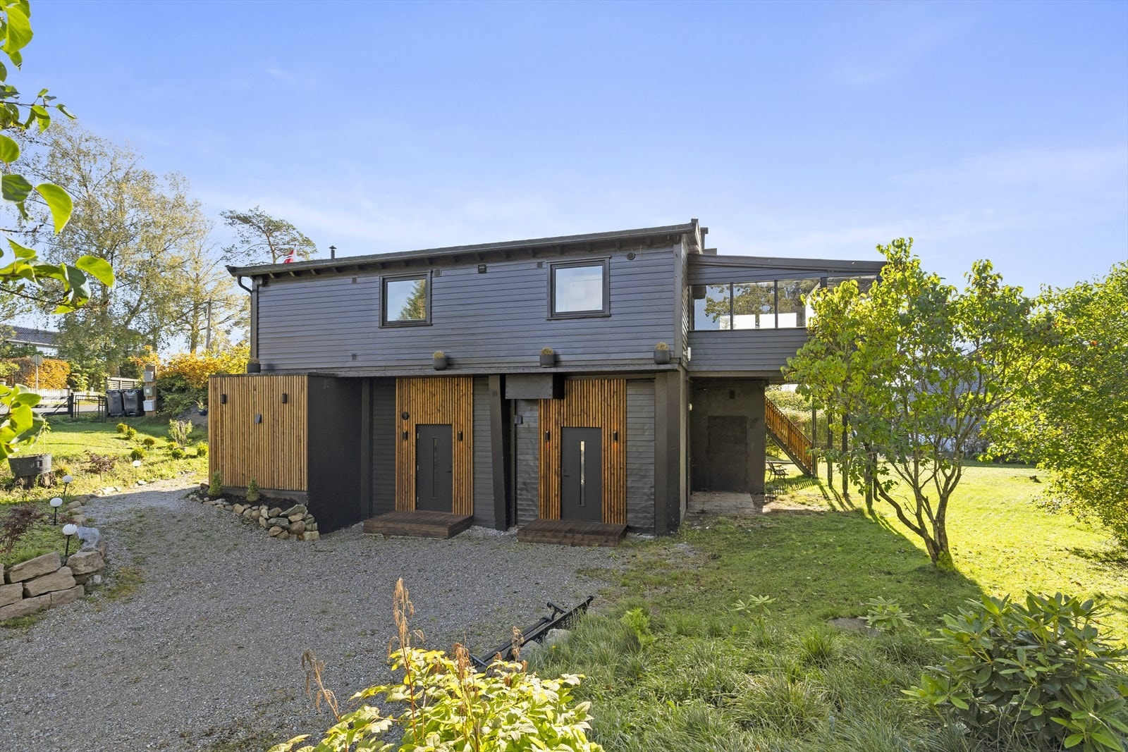 En klassisk enebolig over to plan, hvor deler av første etasje benyttes til hybelutleie Galleribilde