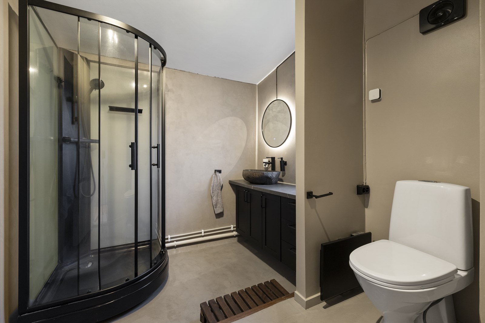 Hovedbadet ligger i boligens 2. etasje og ble oppgradert av tidligere eier (årstall for oppgraderingen er ikke kjent) Galleribilde