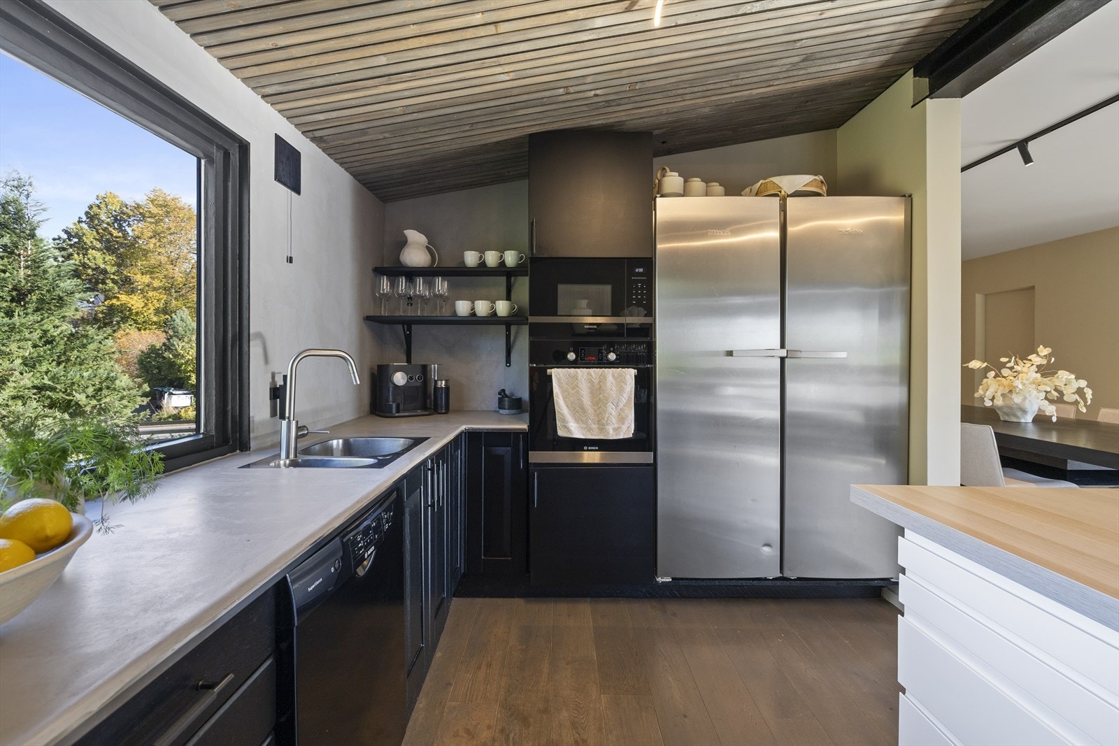 Over benken er det malte veggflater og et stort vindu som gir godt med dagslys til arbeidsområdet Galleribilde