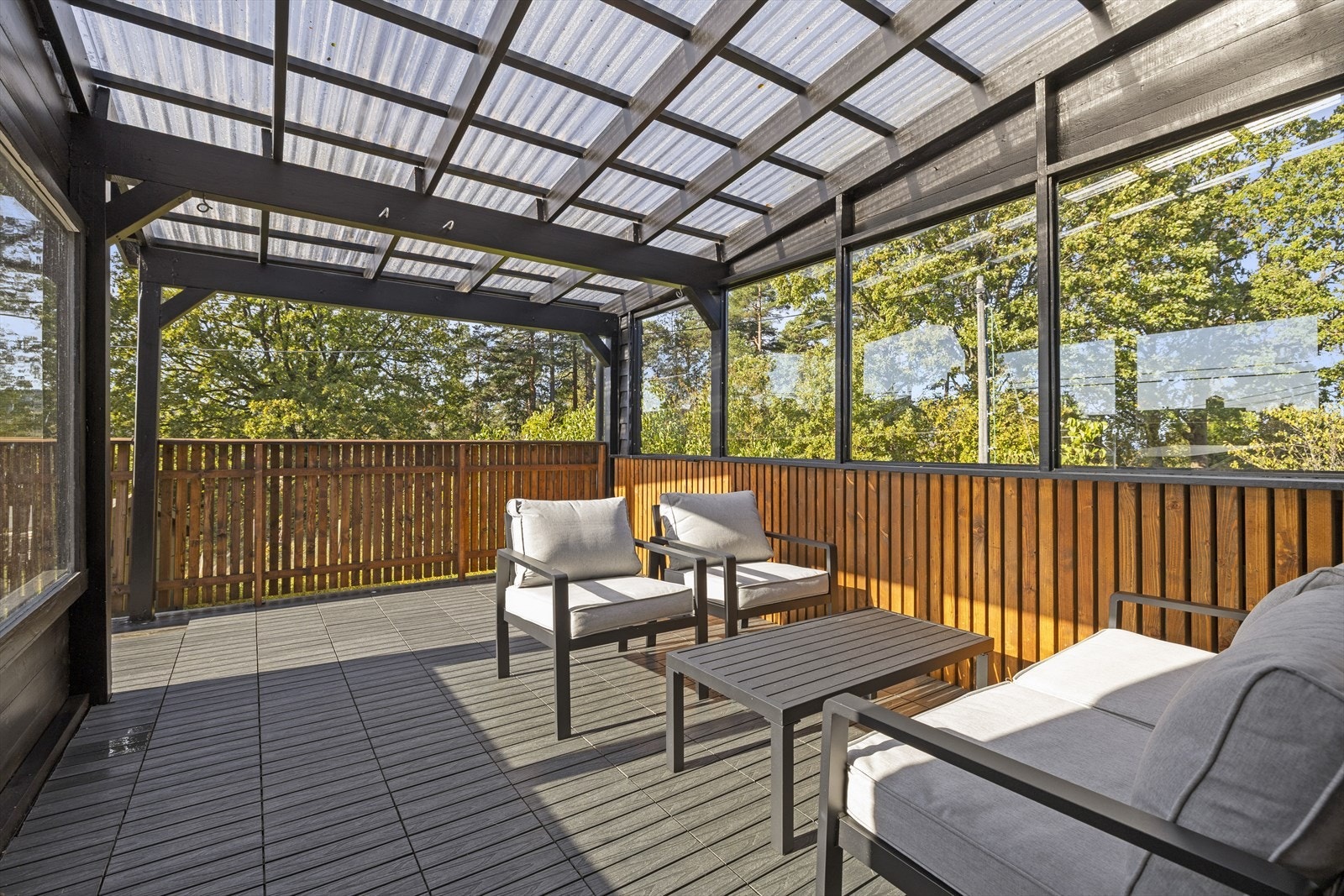 Over sittegruppen er det et overbygg med profilerte lysplater som gir ly for vær og vind Galleribilde