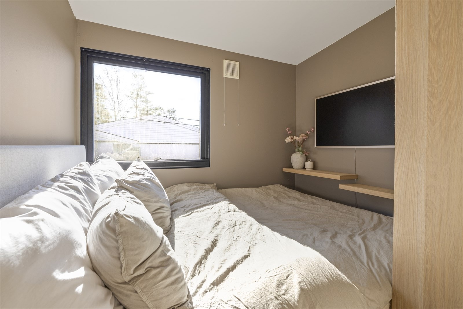 Soverommene er holdt i lyse og tidløse fargenyanser og har godt med naturlig lys, noe som skaper en behagelig atmosfære Galleribilde