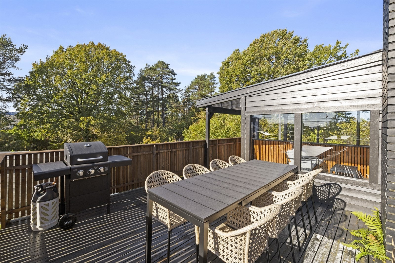 Fra stue- og kjøkkensonen er det direkte utgang til en solrik, vestvendt terrasse på ca. 32 kvm. Galleribilde