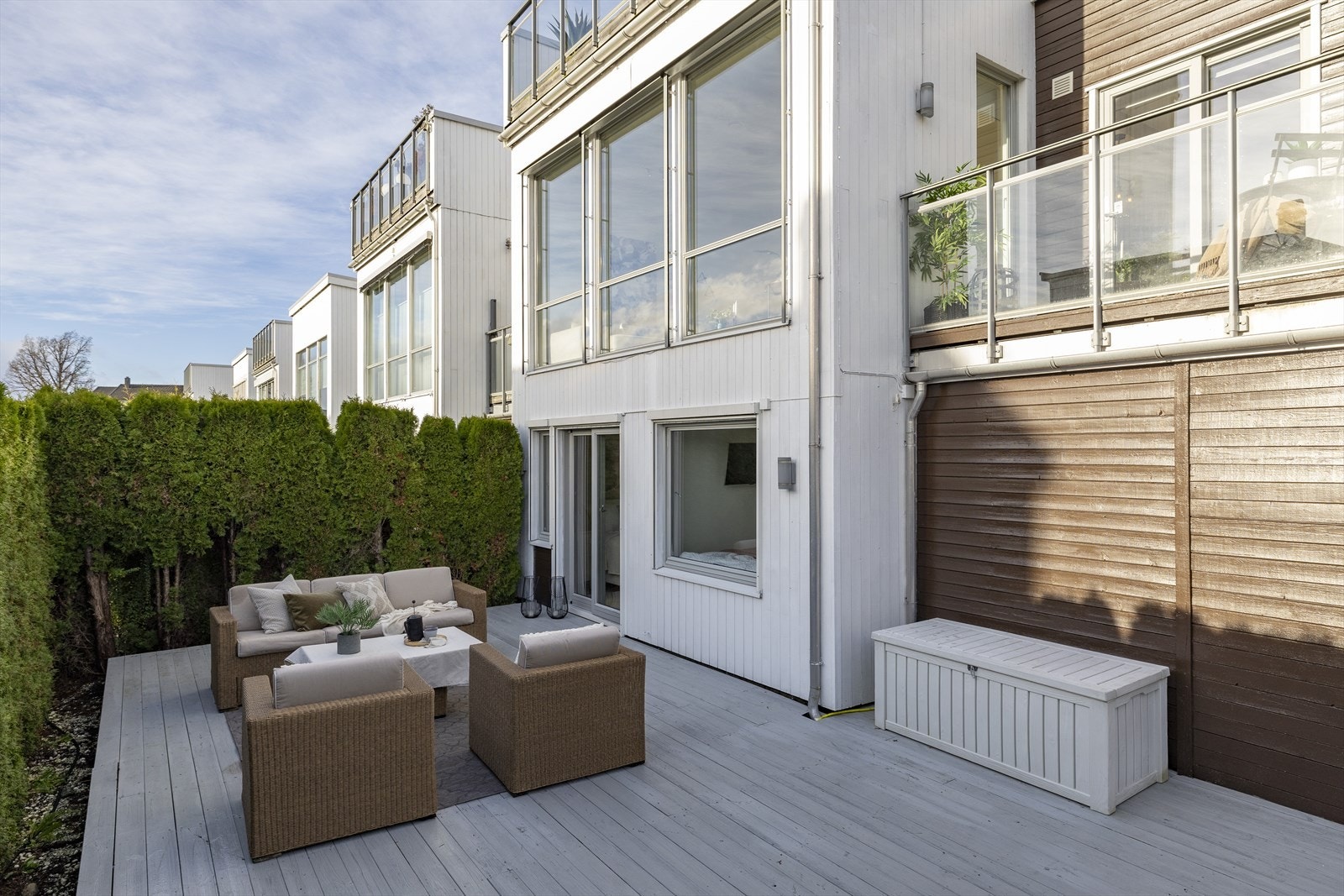 Terrasseareal på ca 40m² med omkranset av skjermet beplantning Galleribilde