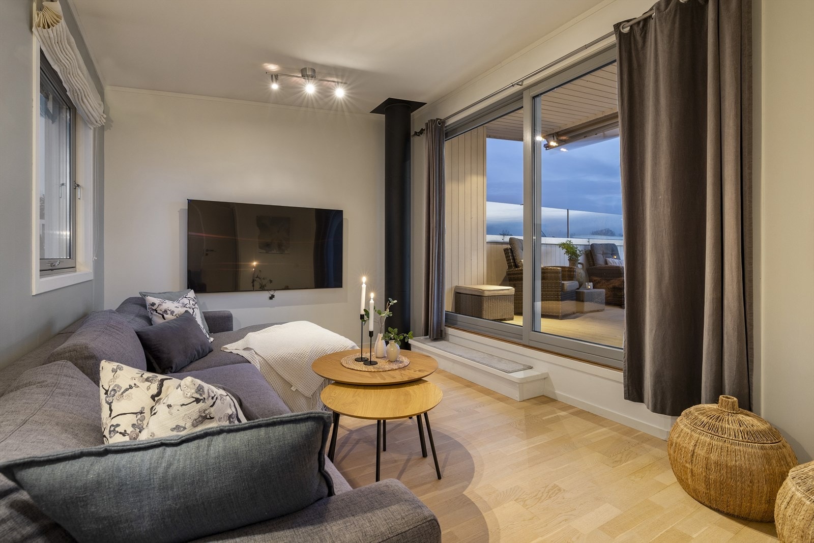 Utgang fra stuen til boligens toppterrasse Galleribilde