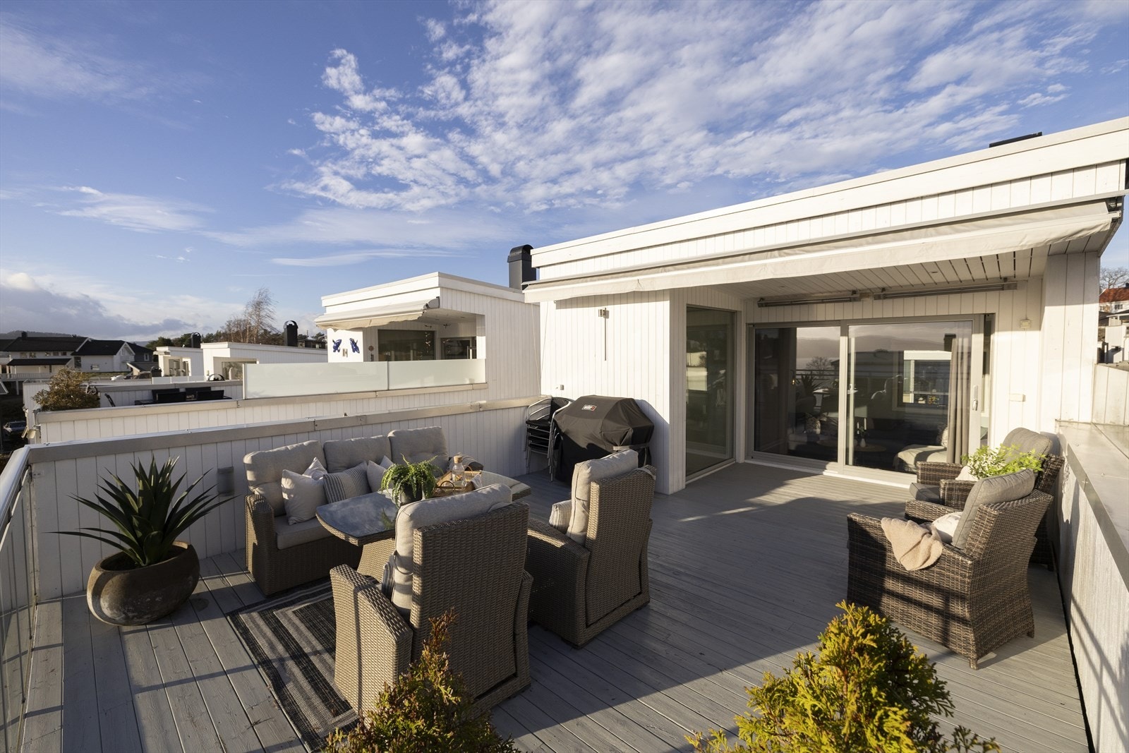 Del av terrassen er overbygget, samt at terrassen er utstyrt med markise og terrassevarmere Galleribilde