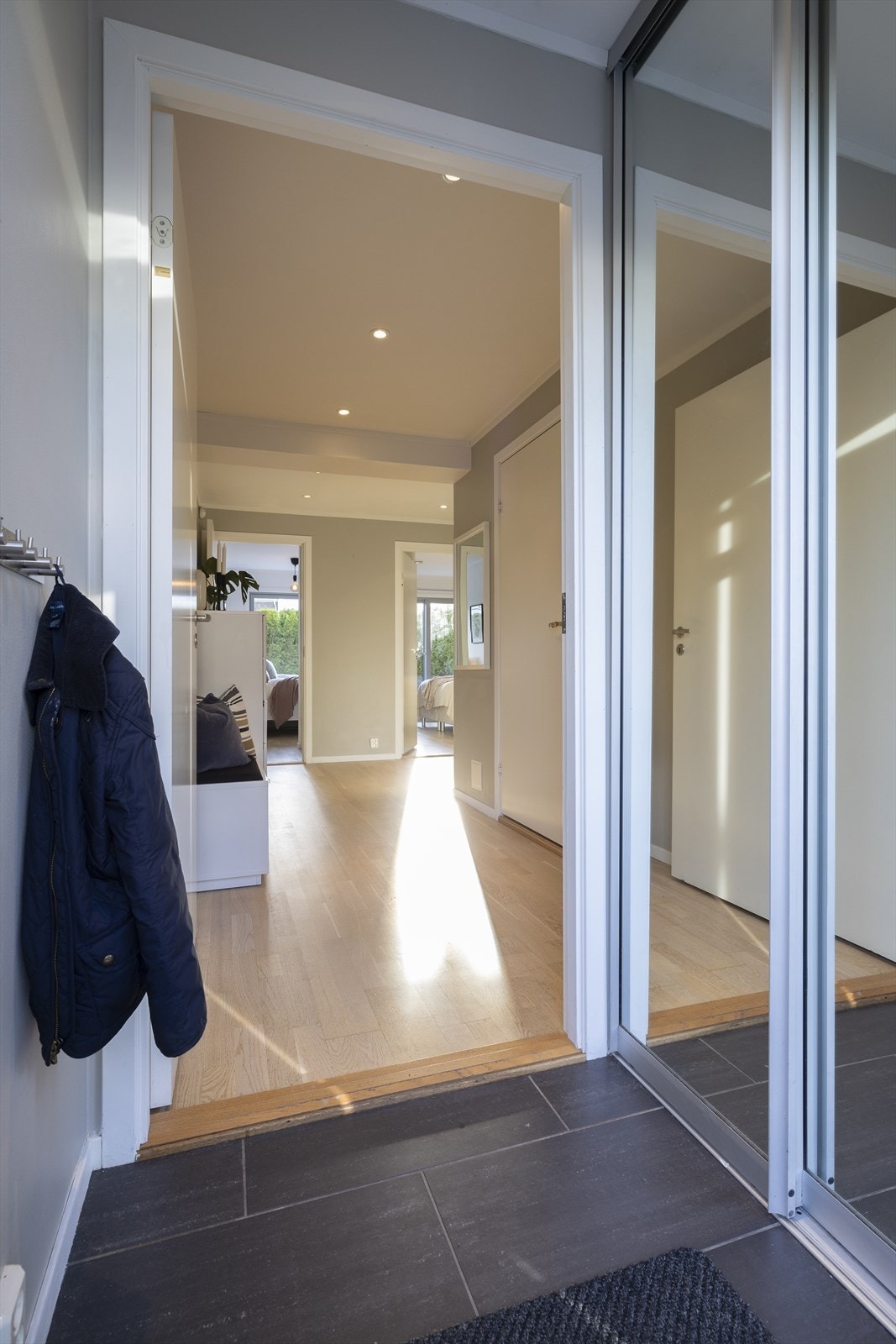 Flislagt entre med speilskyvedørsgarderobe Galleribilde