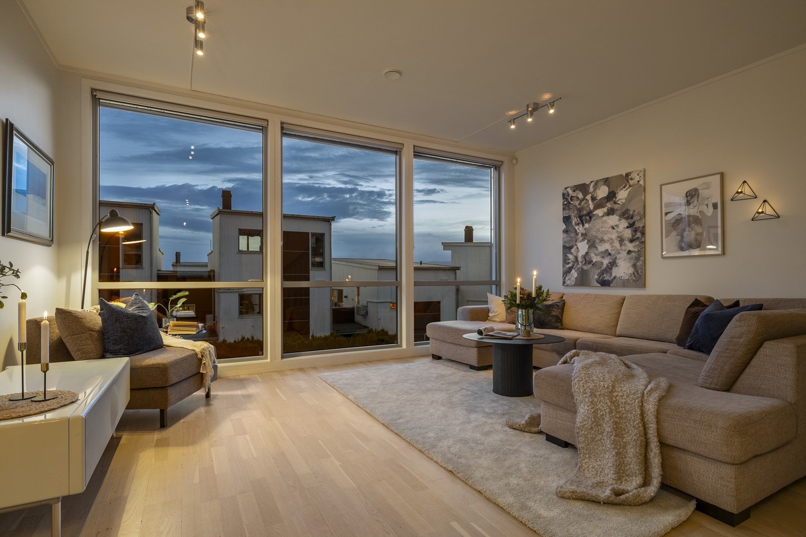 Store vindusflater med sol-/screens fra 2023-24 Galleribilde