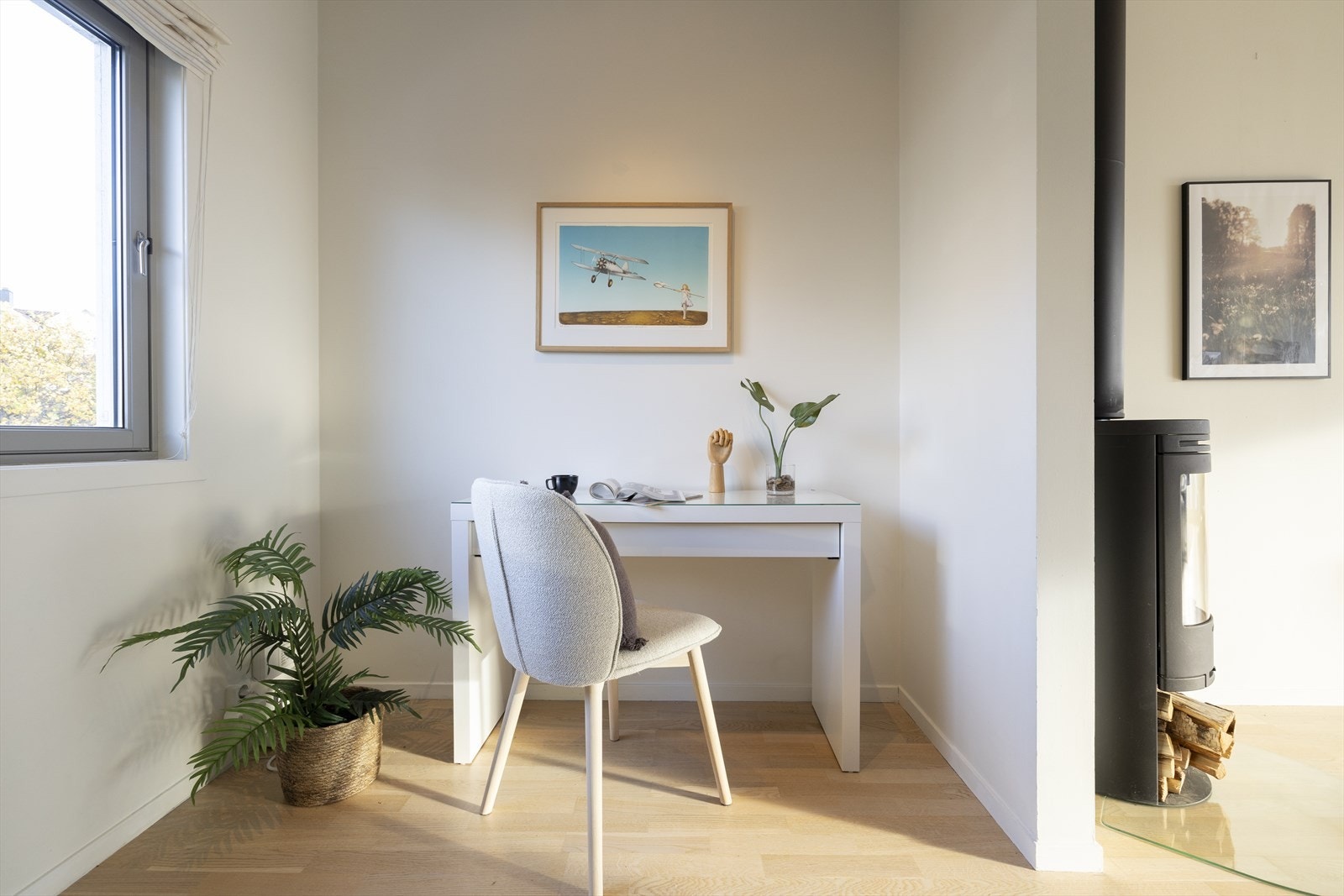 Avsatt plass til hjemmekontor / arbeidsplass delvis adskilt fra stuen Galleribilde