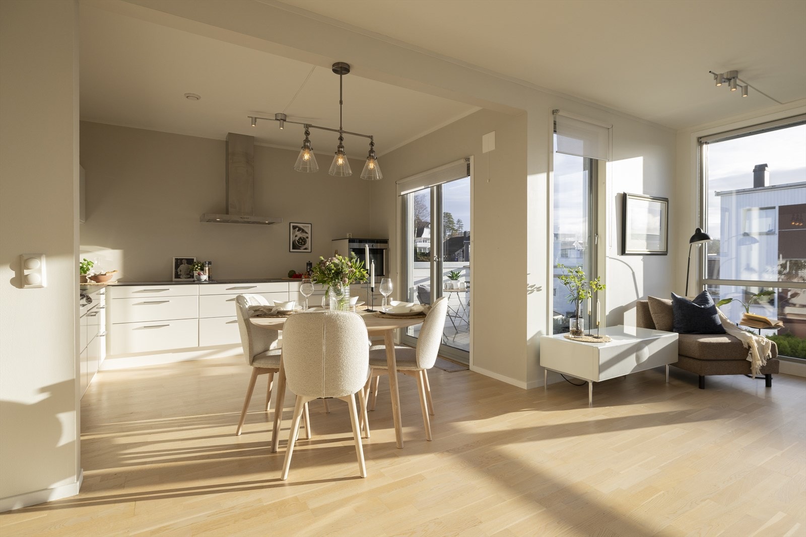 Fra spisestuedel er det utgang til en mindre balkong - perfekt for morgenkaffen Galleribilde