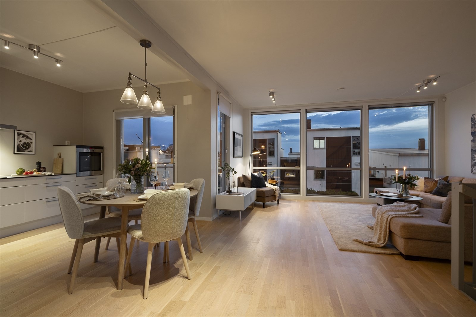 2. etasje med stue og kjøkken i åpen læsning Galleribilde