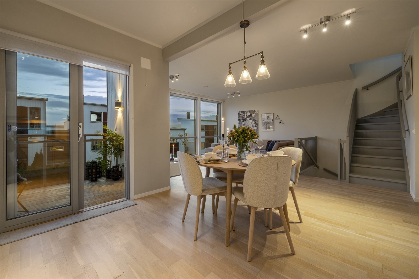 Plass til å dekke langbord i tilknytning til kjøkkenet Galleribilde