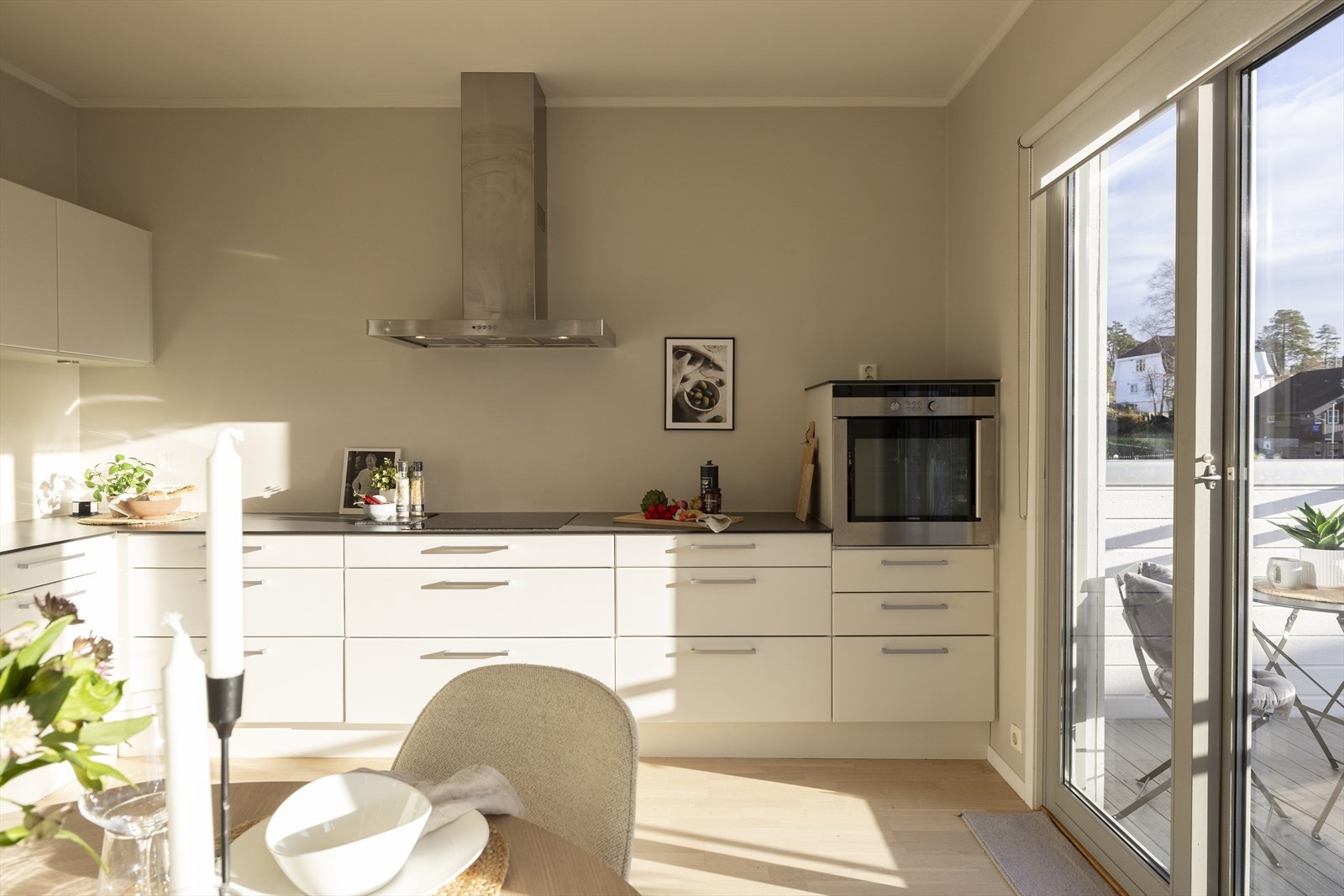 Original Sigdal kjøkkeninnredning med hvitevarer fra 2021 Galleribilde