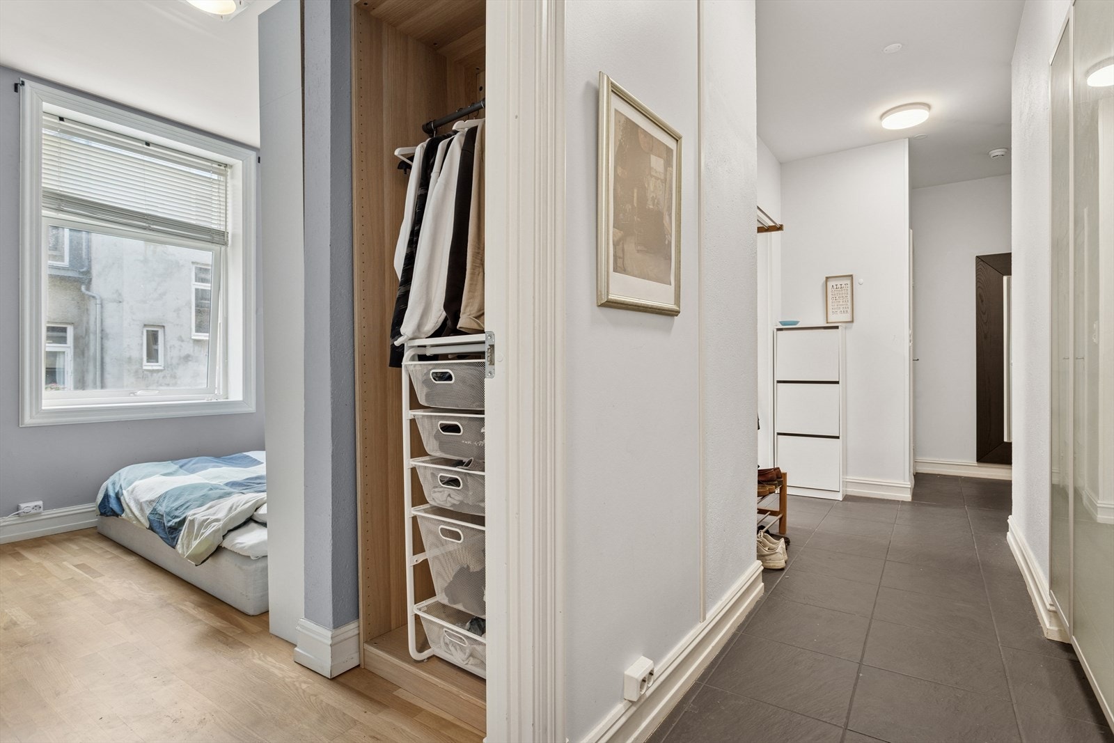 Garderobeløsning med skyvedører gir effektiv oppbevaring i entréen. Galleribilde