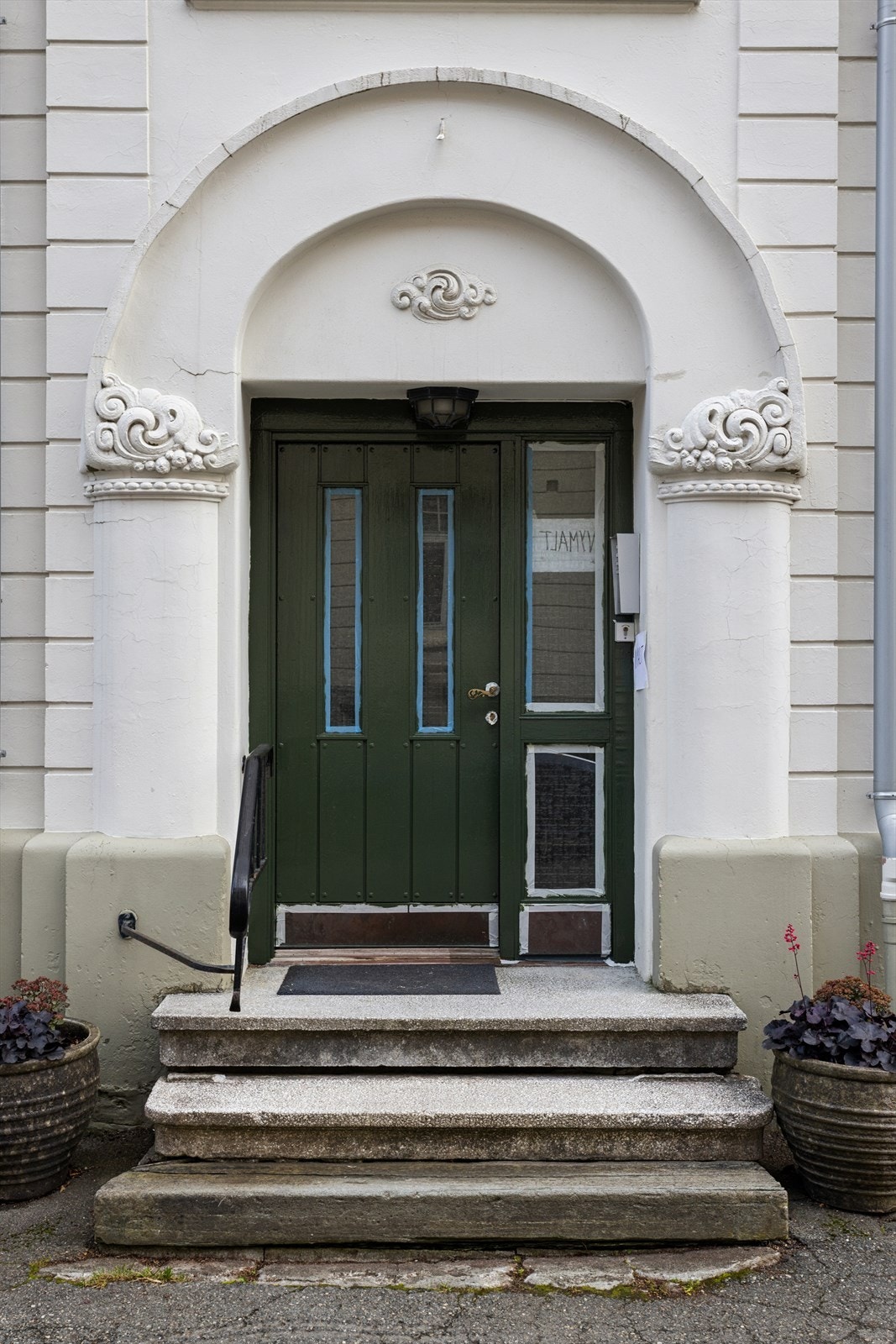 Inngangspartiet har en dekorativ bue med utsmykninger. Galleribilde