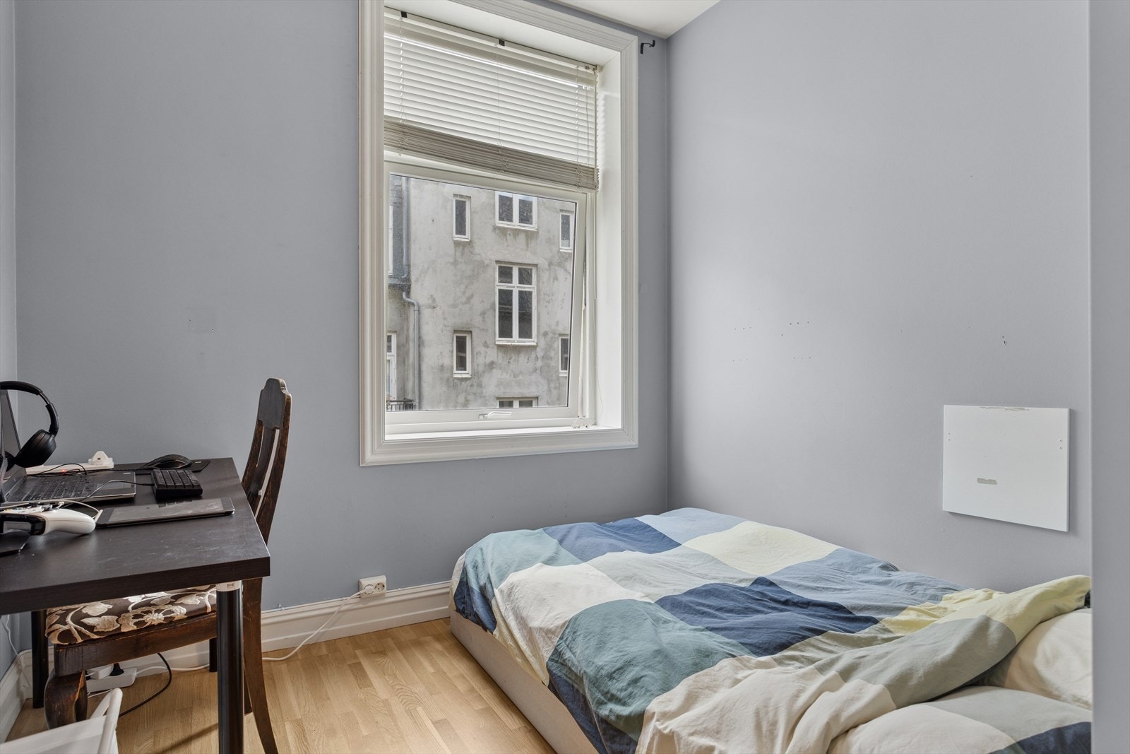 Det er plass til enkeltseng og skrivebord i rommet, som gir en praktisk løsning. Galleribilde