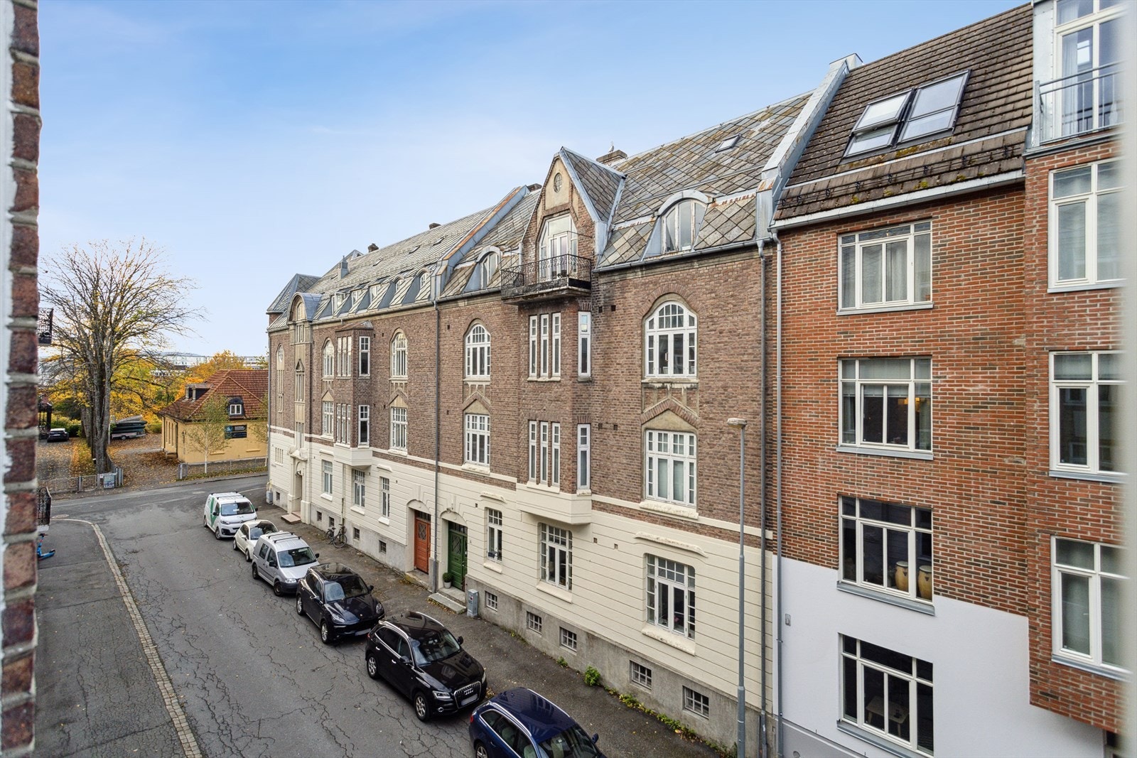 Bygningen fra 1914 har fasade i teglstein med karakteristiske detaljer. Galleribilde