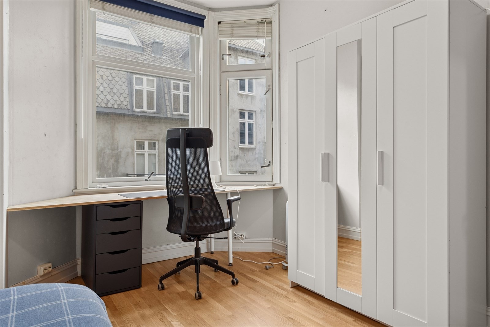 Garderobeskap gir god oppbevaringsplass i rommet. Galleribilde