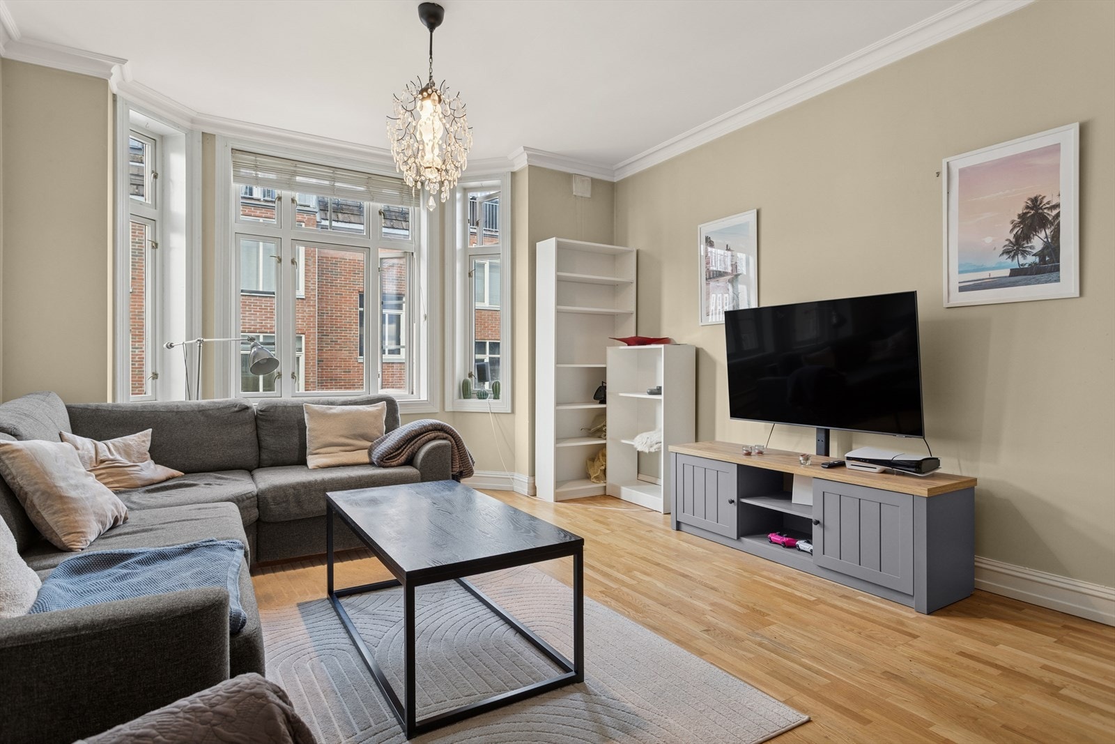 Parkettgulvet gir en solid og slitesterk overflate i oppholdsrommet. Galleribilde