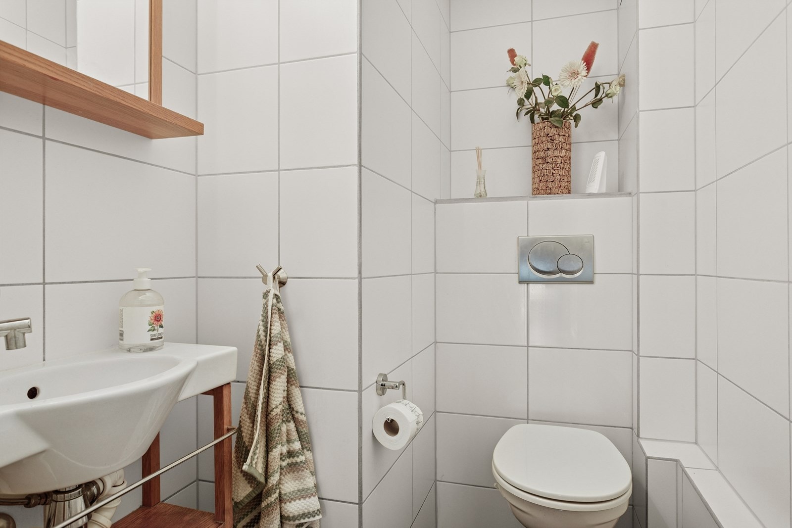 Flislagt toalettrom med vegghengt wc. Galleribilde