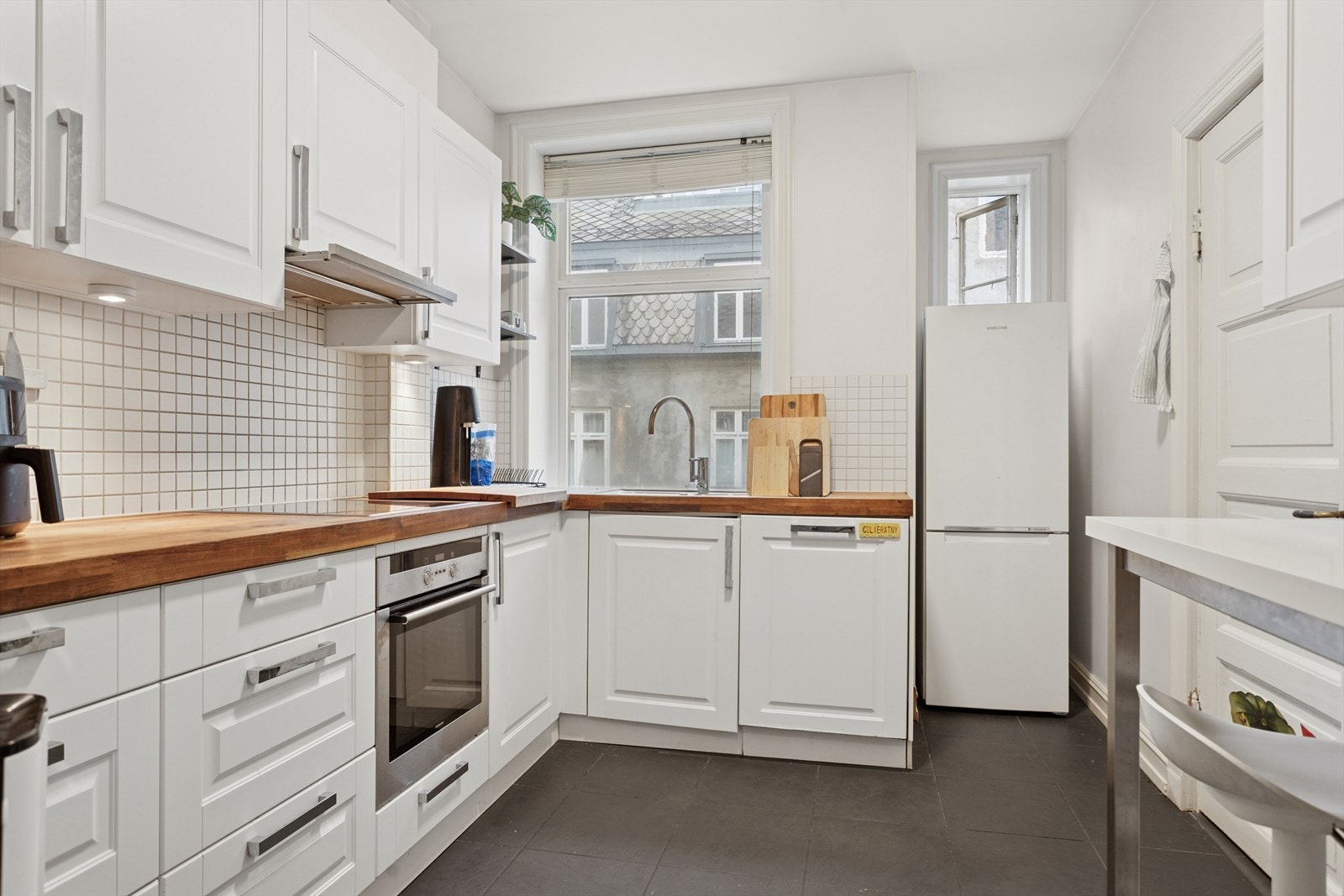 Kjøkkenet har rikelig med skap- og benkeplass. Galleribilde