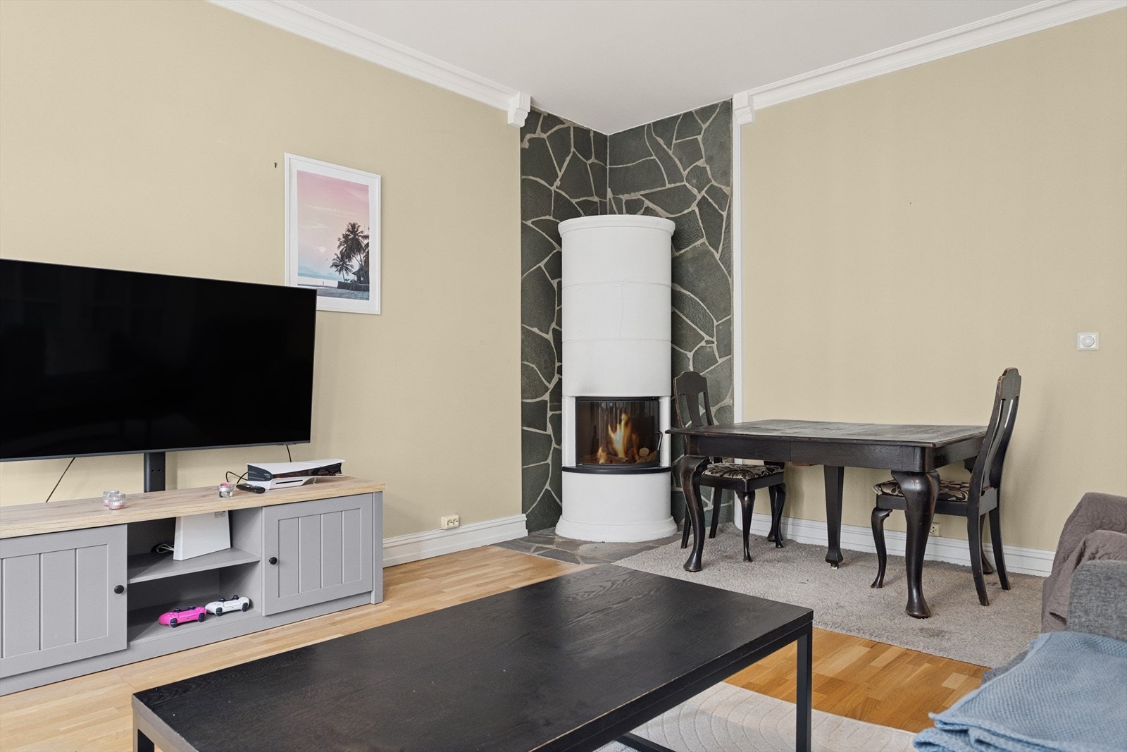 Opprinnelig er det en dobbelstue - en svært praktisk løsning, hvor den ene stuen optimalt er spisestue, den andre Tv-stue/dagligstue. Galleribilde