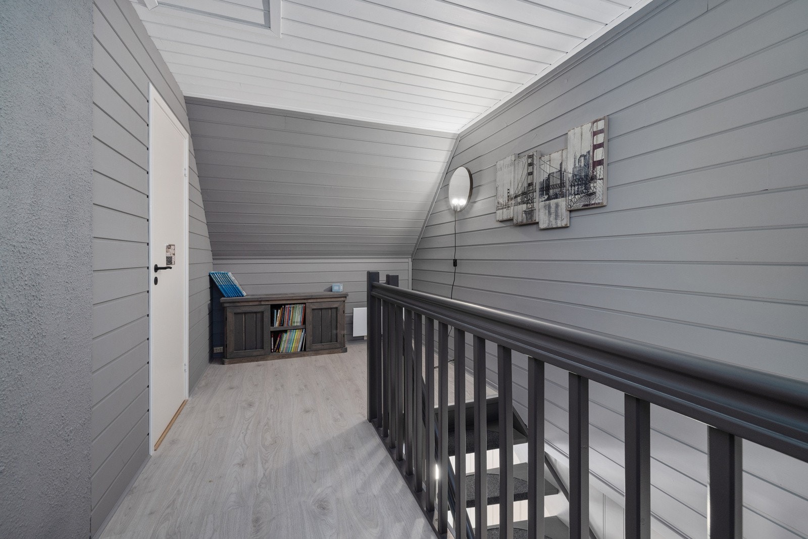 2. etasje består av en trappegang med oppholdsplass og to soverom. Galleribilde