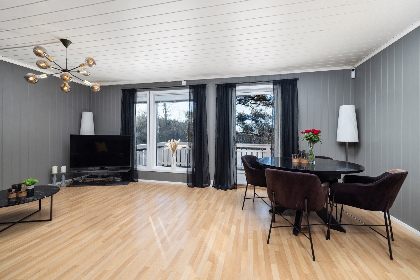 Fra stua er det utgang til terrasse med gode solforhold. Galleribilde