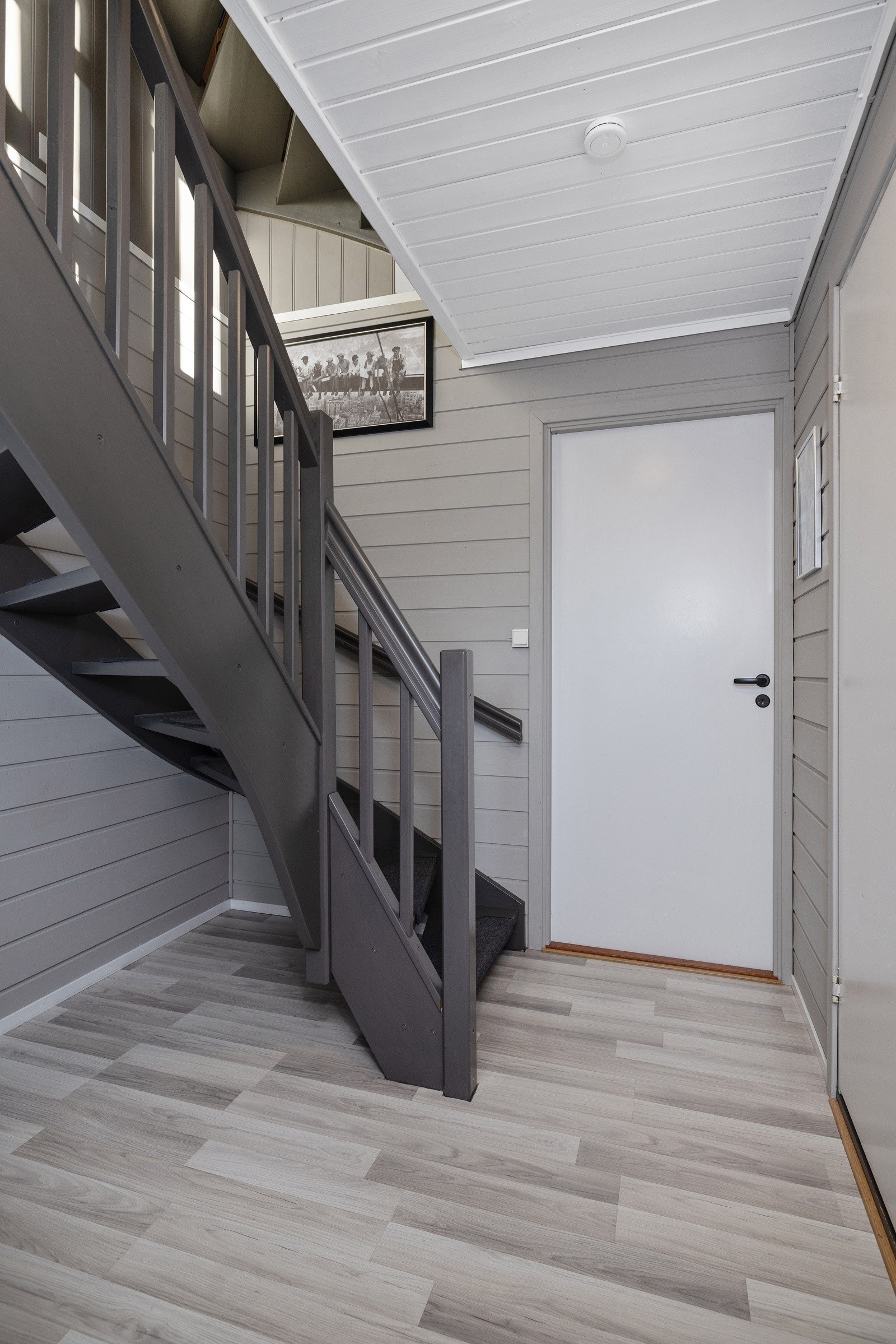 Vi går ned til sokkeletasjen. Galleribilde