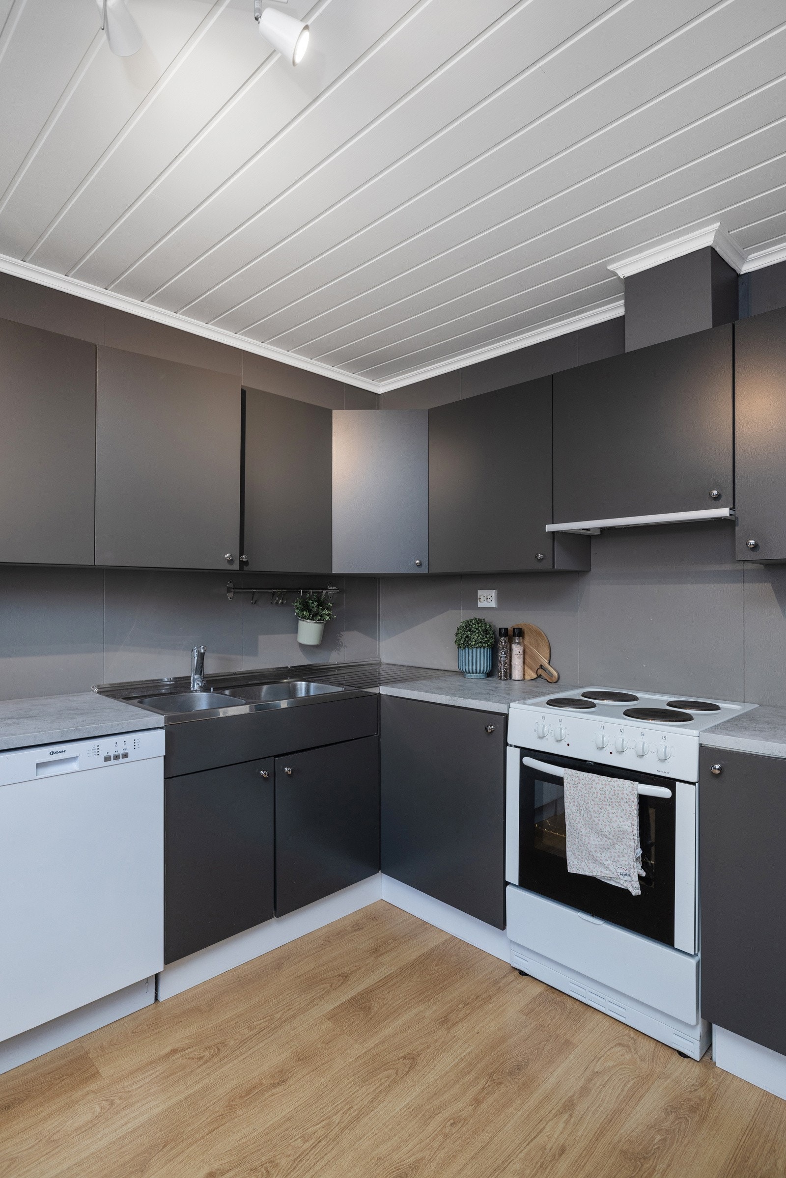 Med over- og underskap er det godt med lagring til diverse kjøkkenutstyr. Galleribilde