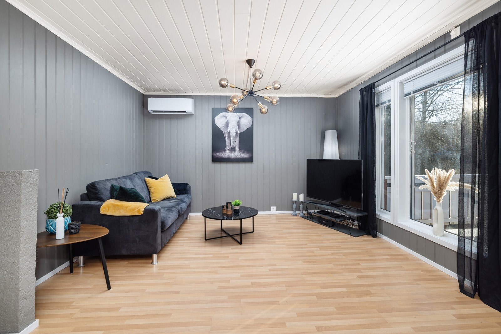 Store vindusflater lyser opp og at stua føles åpen og romslig. Galleribilde